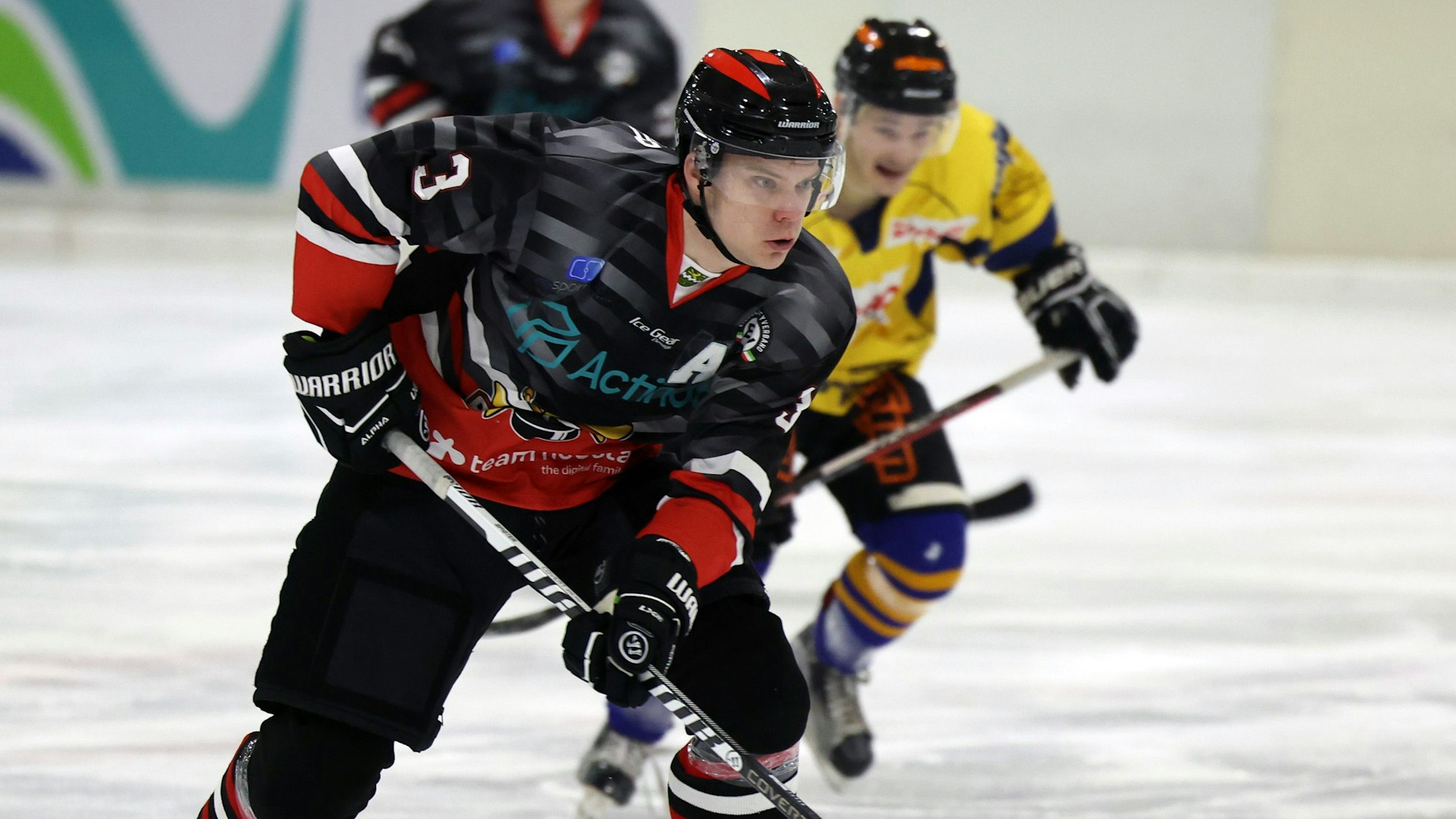 Alexander Spister im Zweikampf mit einem Gegenspieler.