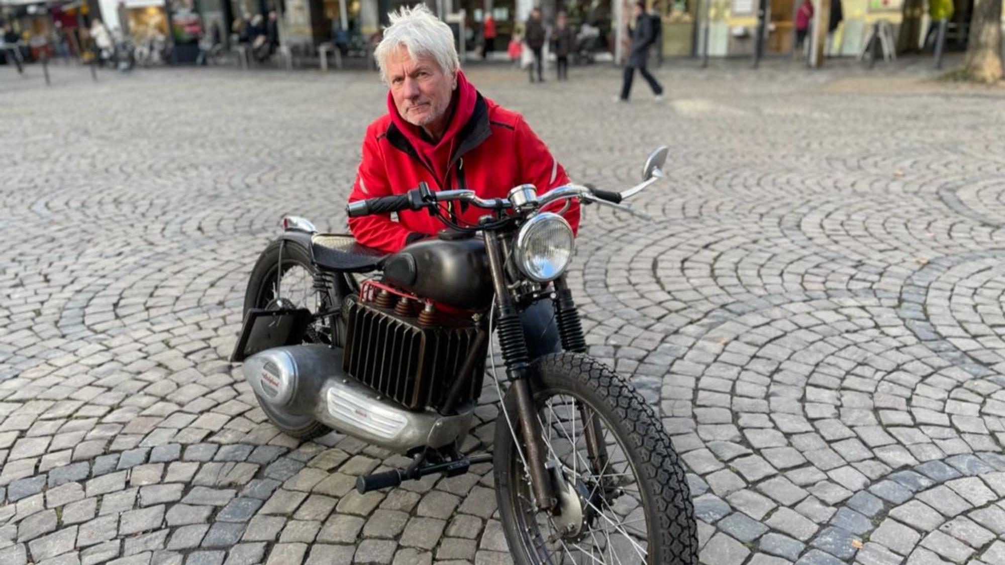 Zu sehen ist ein Mann auf einem Motorrad.
