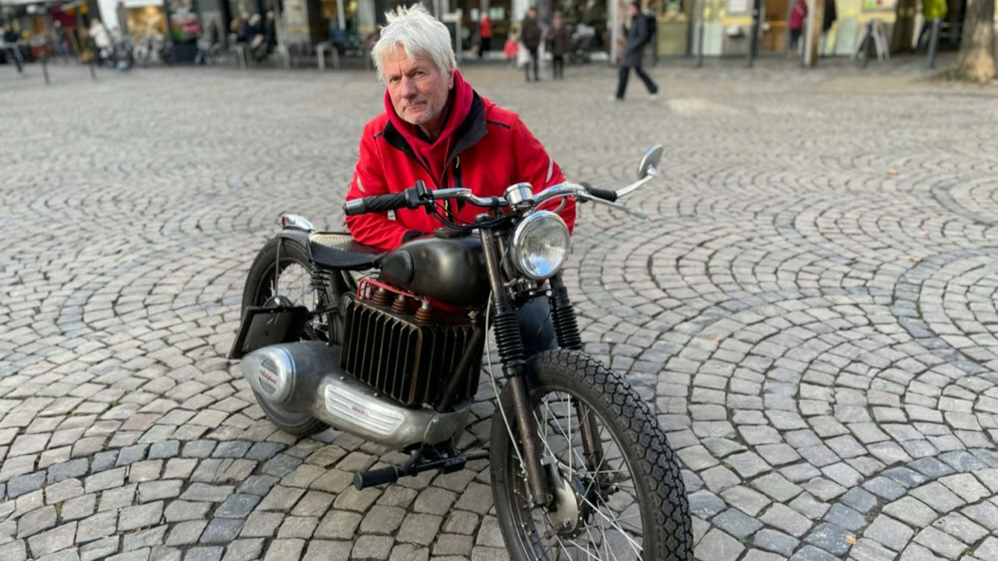 Zu sehen ist ein Mann auf einem Motorrad.