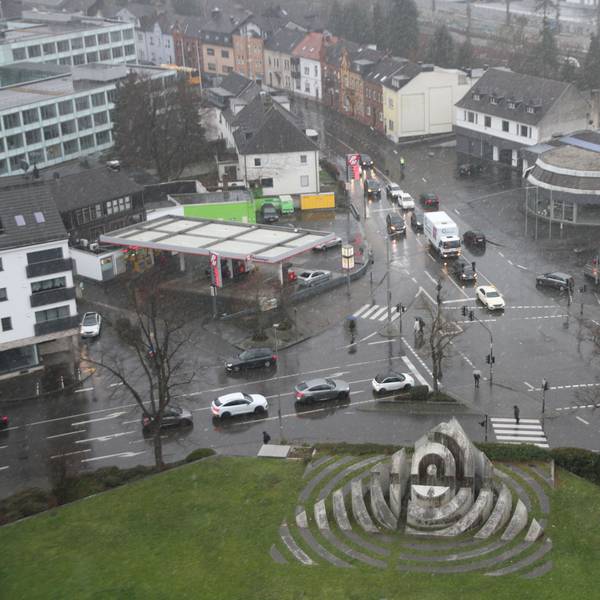 Eine Straßenkreuzung aus der Vogelperspektive fotografiert