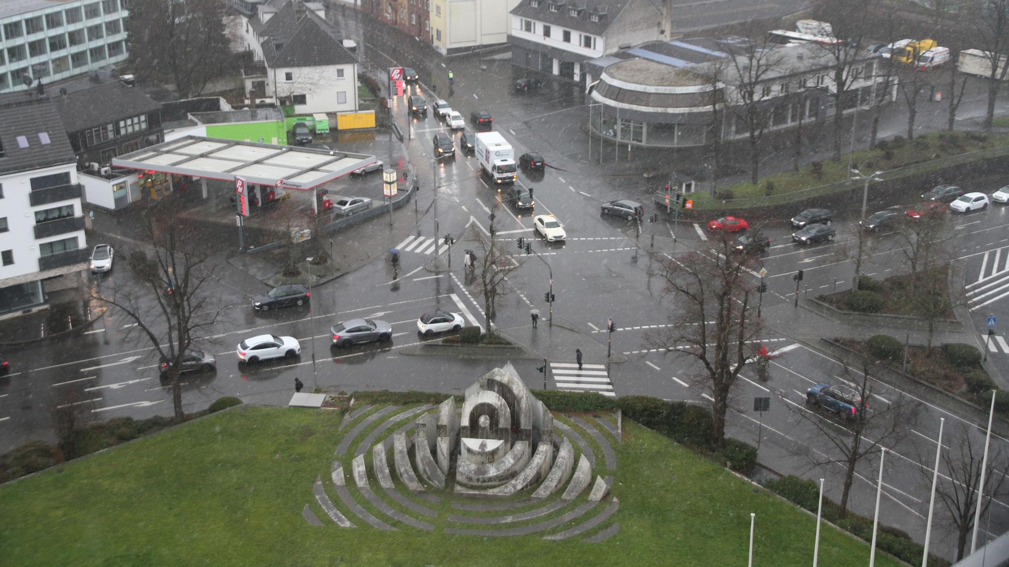 Eine Straßenkreuzung aus der Vogelperspektive fotografiert