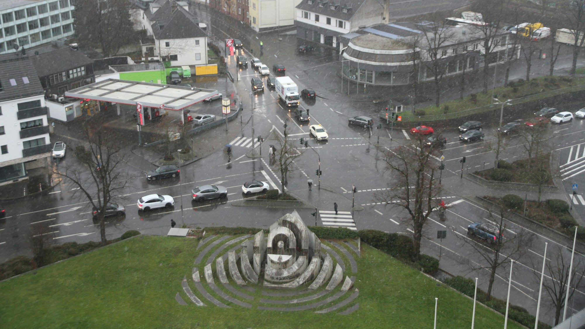 Eine Straßenkreuzung aus der Vogelperspektive fotografiert
