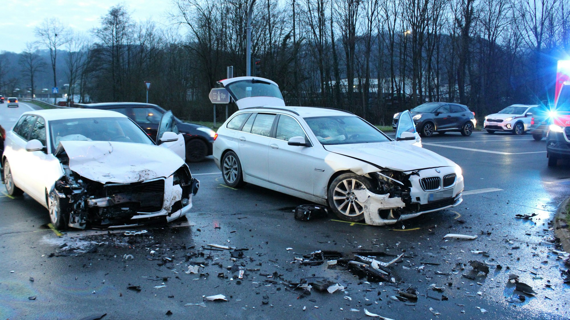 Zwei Unfallautos stehen auf einer Kreuzung in Overath.