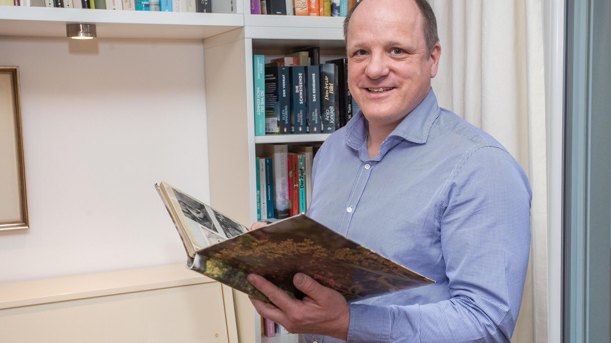 „Geburtstagskind“ Jörn Maiwald heute. Der nun 56-Jährige aus Bergneustadt hält das Fotoalbum in den Händen, in dem seine Mutter Inge seine Kindheit festgehalten hat – darin findet sich auch der Bericht aus dieser Zeitung über die Geburt von insgesamt fünf „Schalttagskindern“.