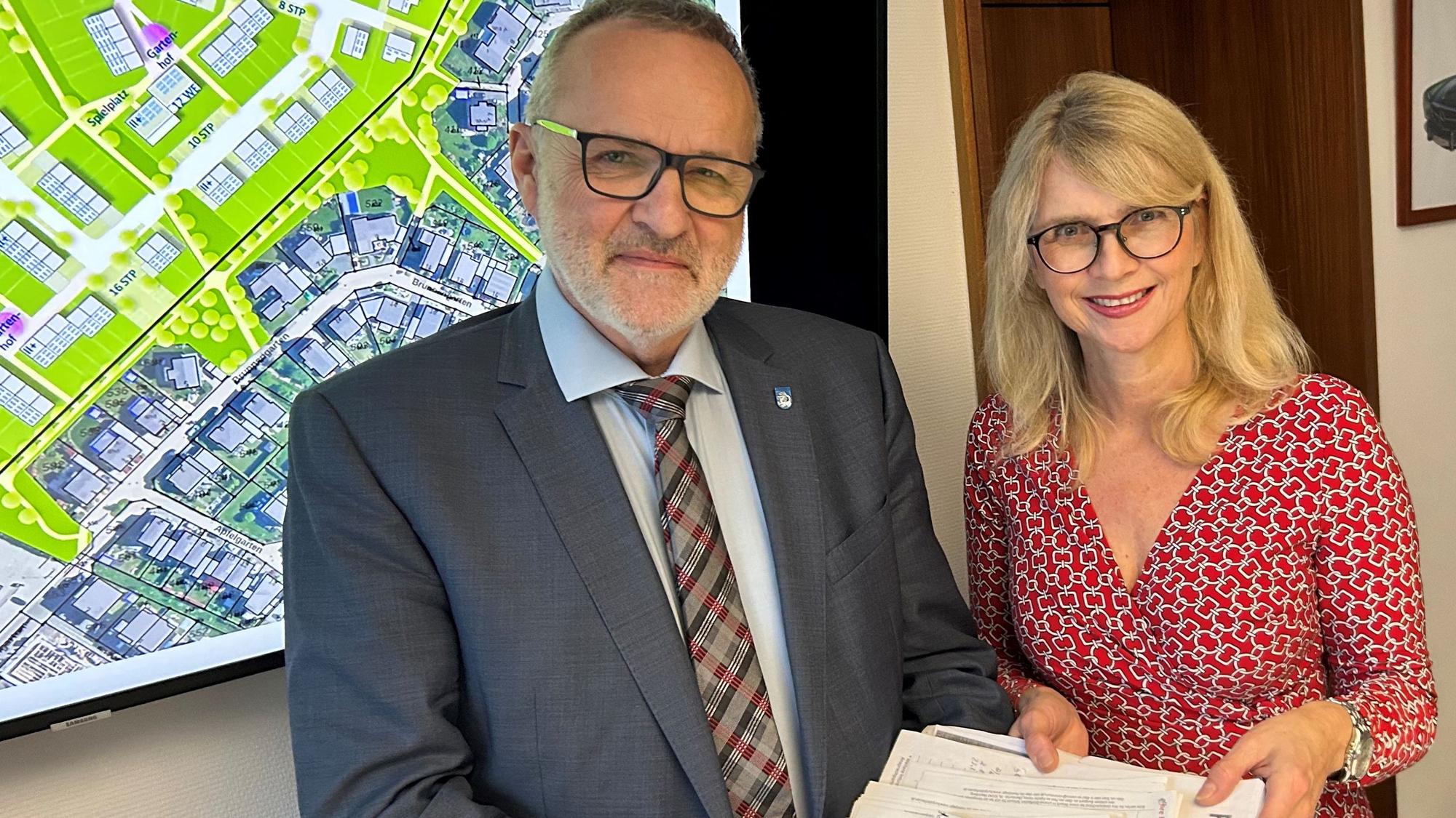 Unterschriften zum Erhalt der Burg Odenhausen übergibt Petra Vieten an Bürgermeister Jörg Schmidt.