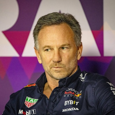 Red-Bull-Teamchef Christian Horner sitzt bei einer Pressekonferenz in Sakhir in Bahrain vor der Presse. Die Formel-1-Saison startet am Samstag, 2. März 2024.