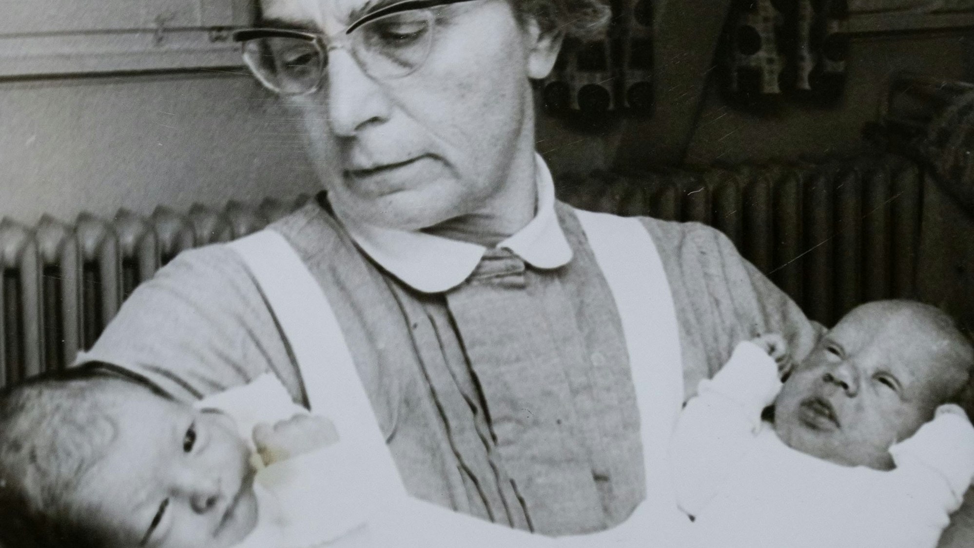 In den Armen von Krankenschwester Elsbeth Lieferscheidt ist Jörn Maiwald das rechte der beiden Babys. Der heutige Diplom-Ingenieur wurde am Schalttag des Jahres 1968 in Bergneustadt geboren.