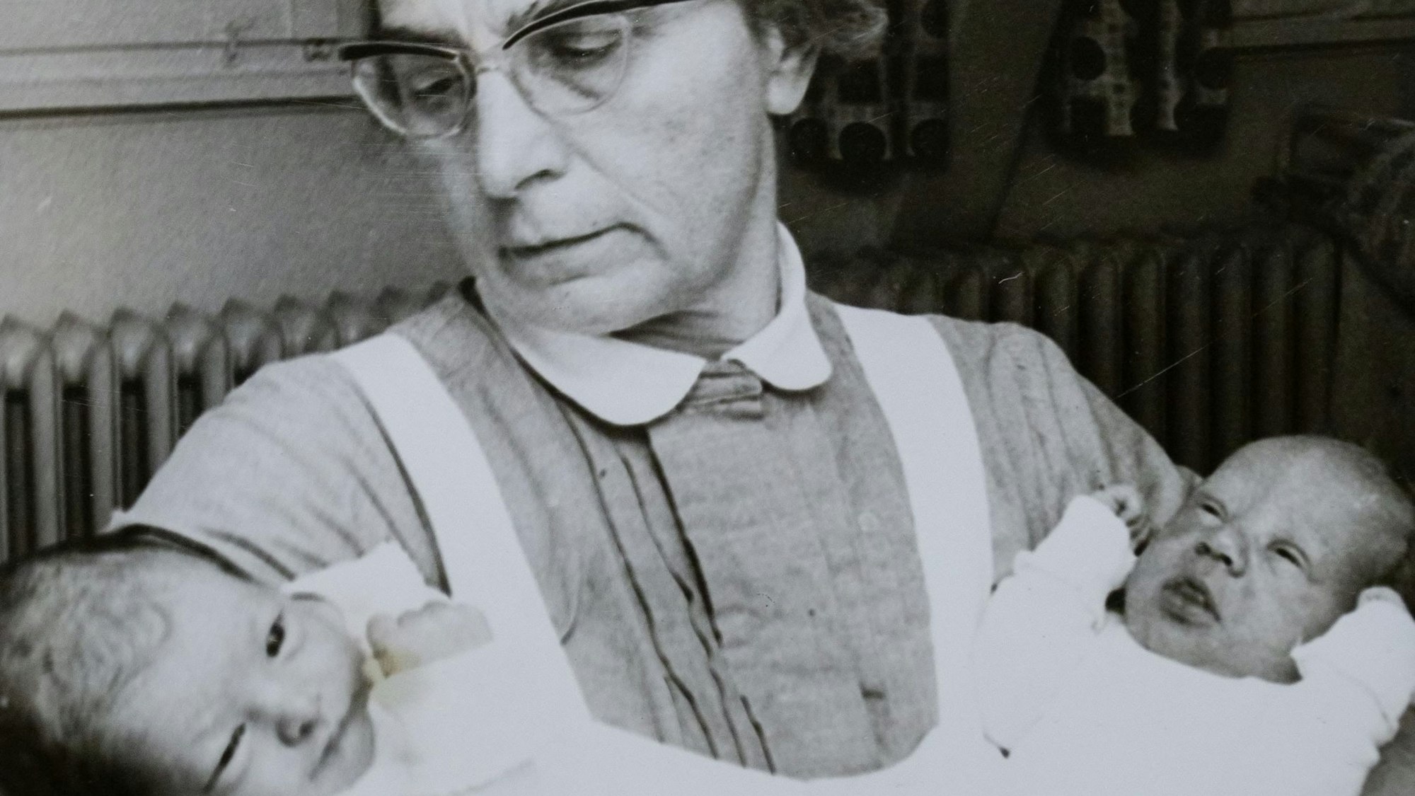 In den Armen von Krankenschwester Elsbeth Lieferscheidt ist Jörn Maiwald das rechte der beiden Babys. Der heutige Diplom-Ingenieur wurde am Schalttag des Jahres 1968 in Bergneustadt geboren.