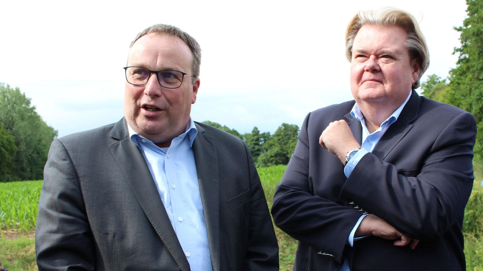 Oliver Krischer und Klaus Voussem bei einem Treffen im Kreis Euskirchen.