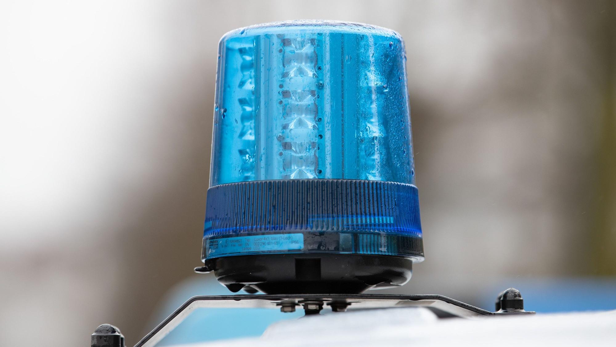 Das Blaulicht eines Polizei-Einsatzwagens.