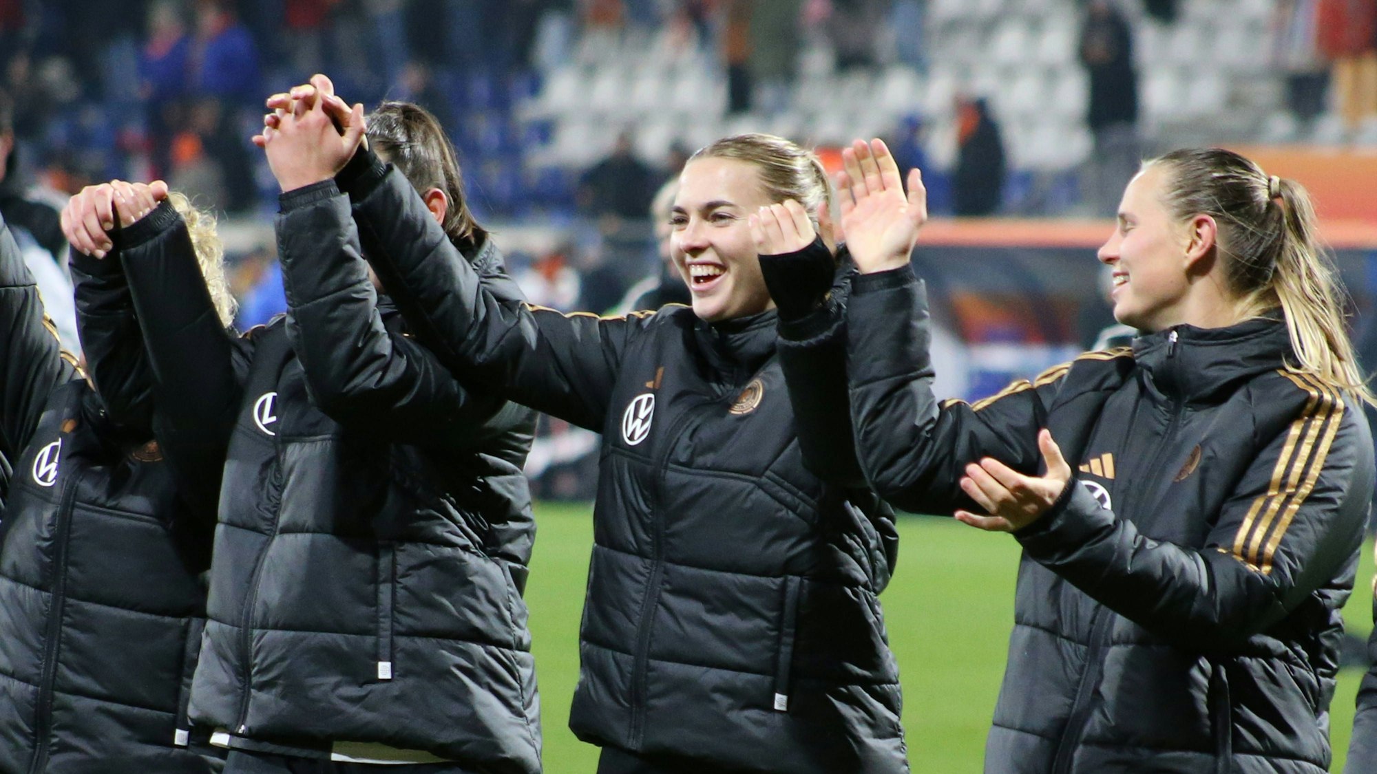 (v.l.) Laura Freigang und Klara Bühl feiern die Qualifikation für Olympia.