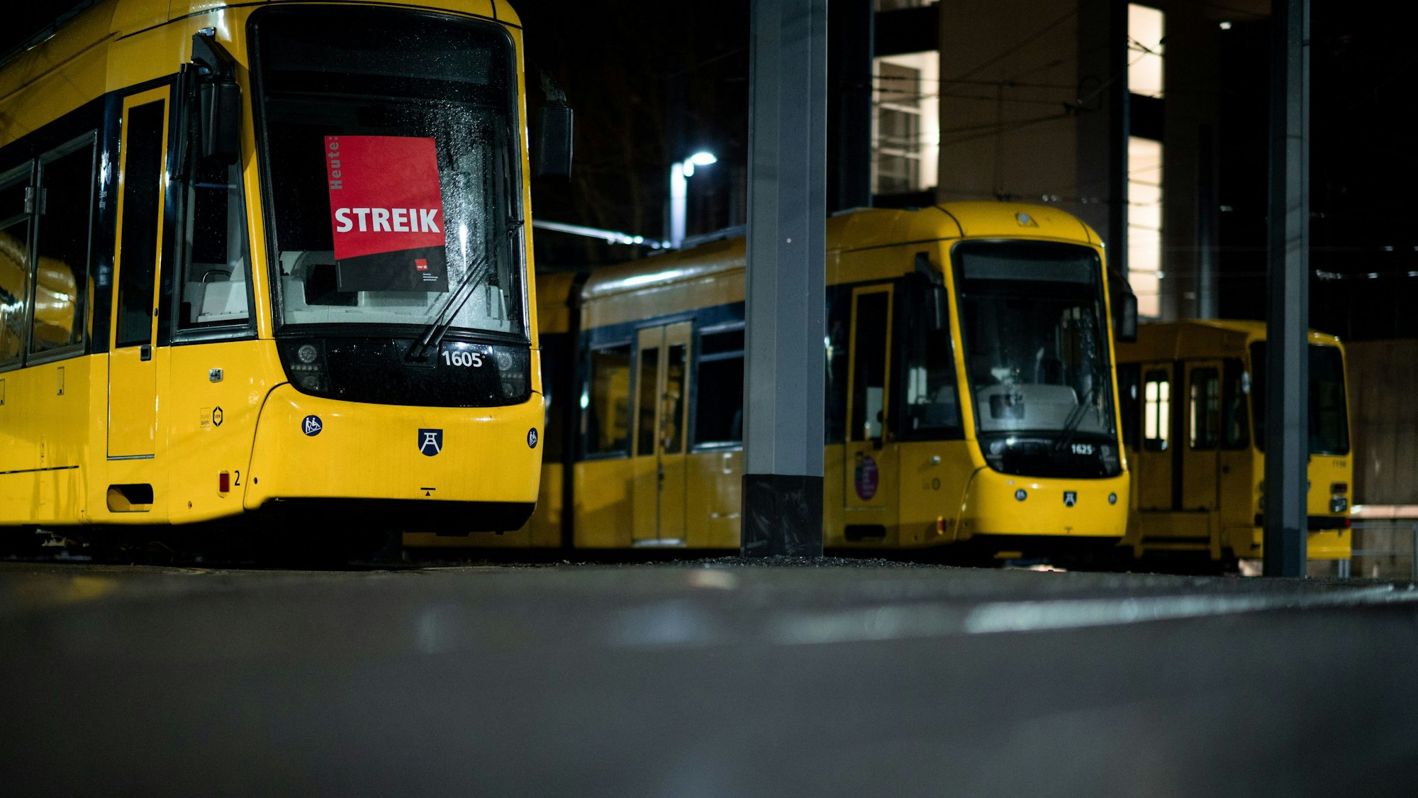 ARCHIV - 02.02.2024, Nordrhein-Westfalen, Essen: Ein Poster, auf dem «STREIK» steht, klebt auf einer Bahn im Depot der Ruhrbahn in Essen.