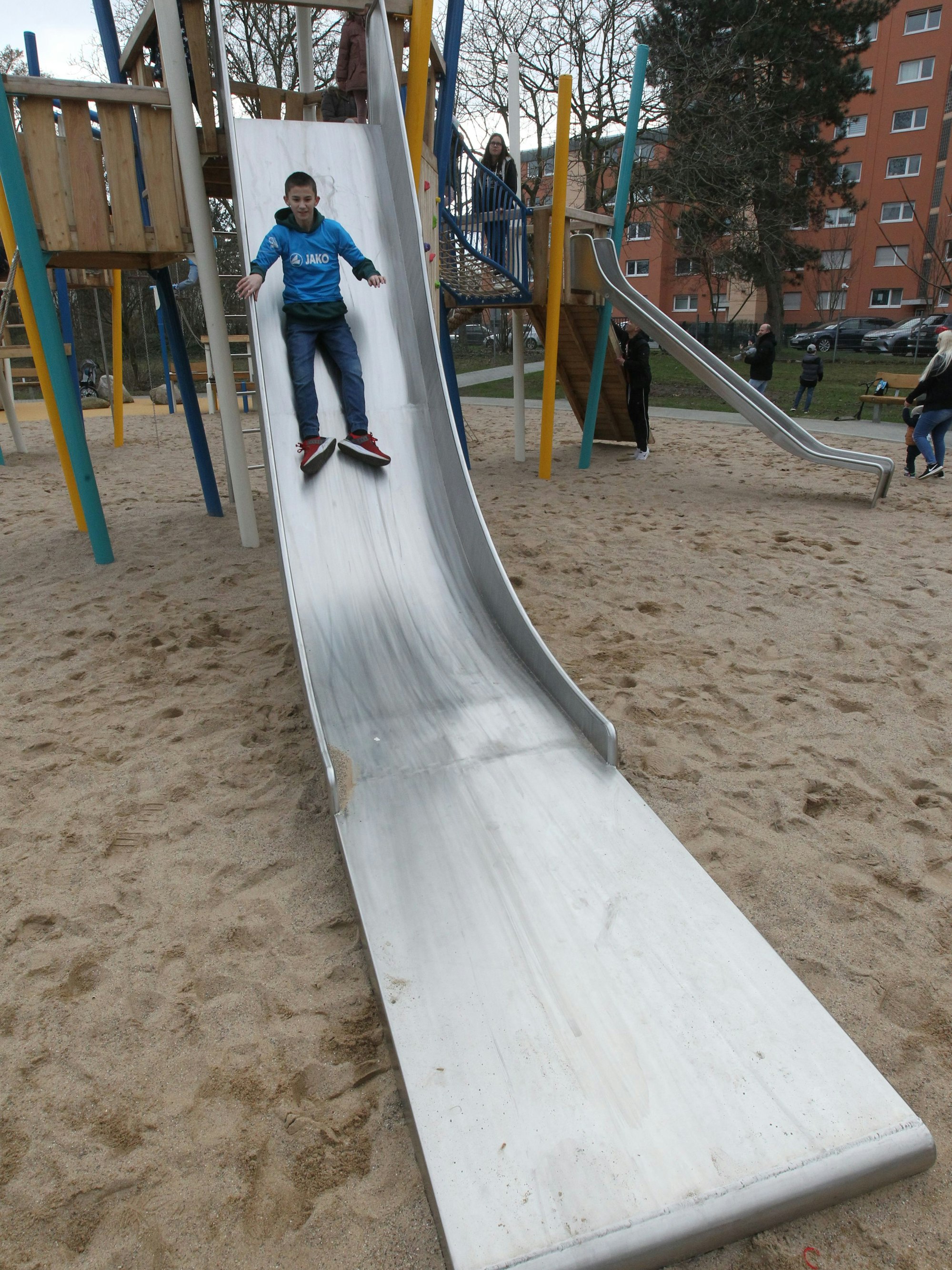 Der elfjährige Jason probiert die Freifallrutsche aus.