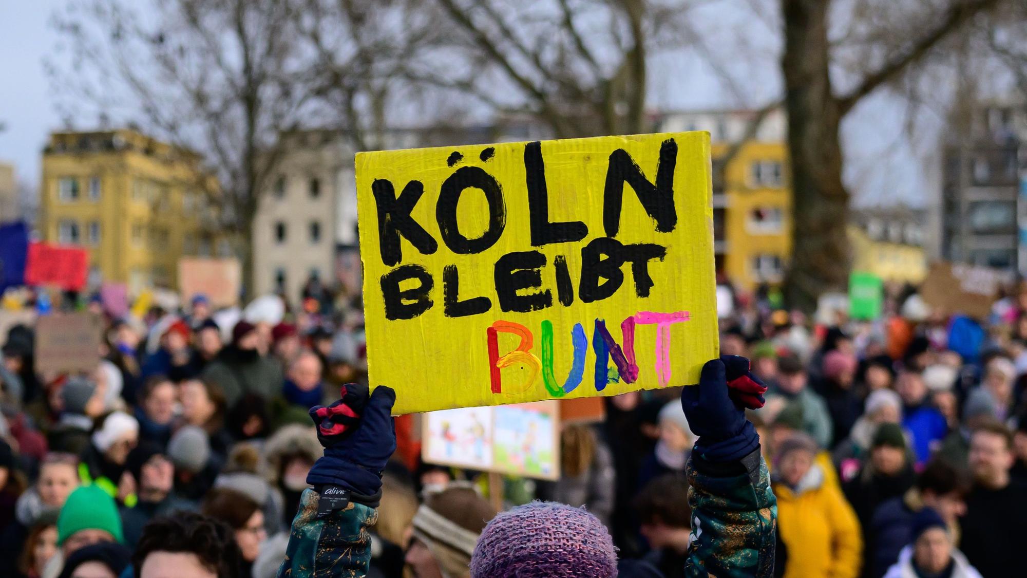 Menschen demonstrieren in Köln.