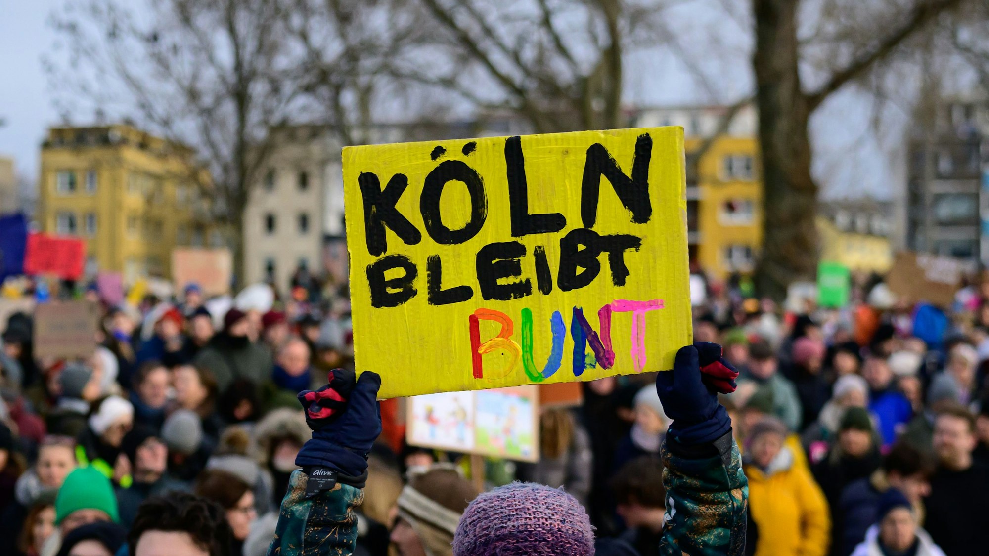 Menschen demonstrieren in Köln.