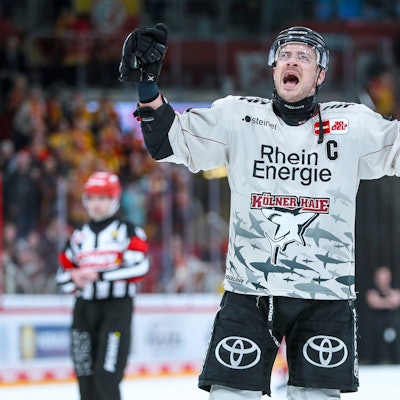 Kapitän Moritz Müller jubelt.