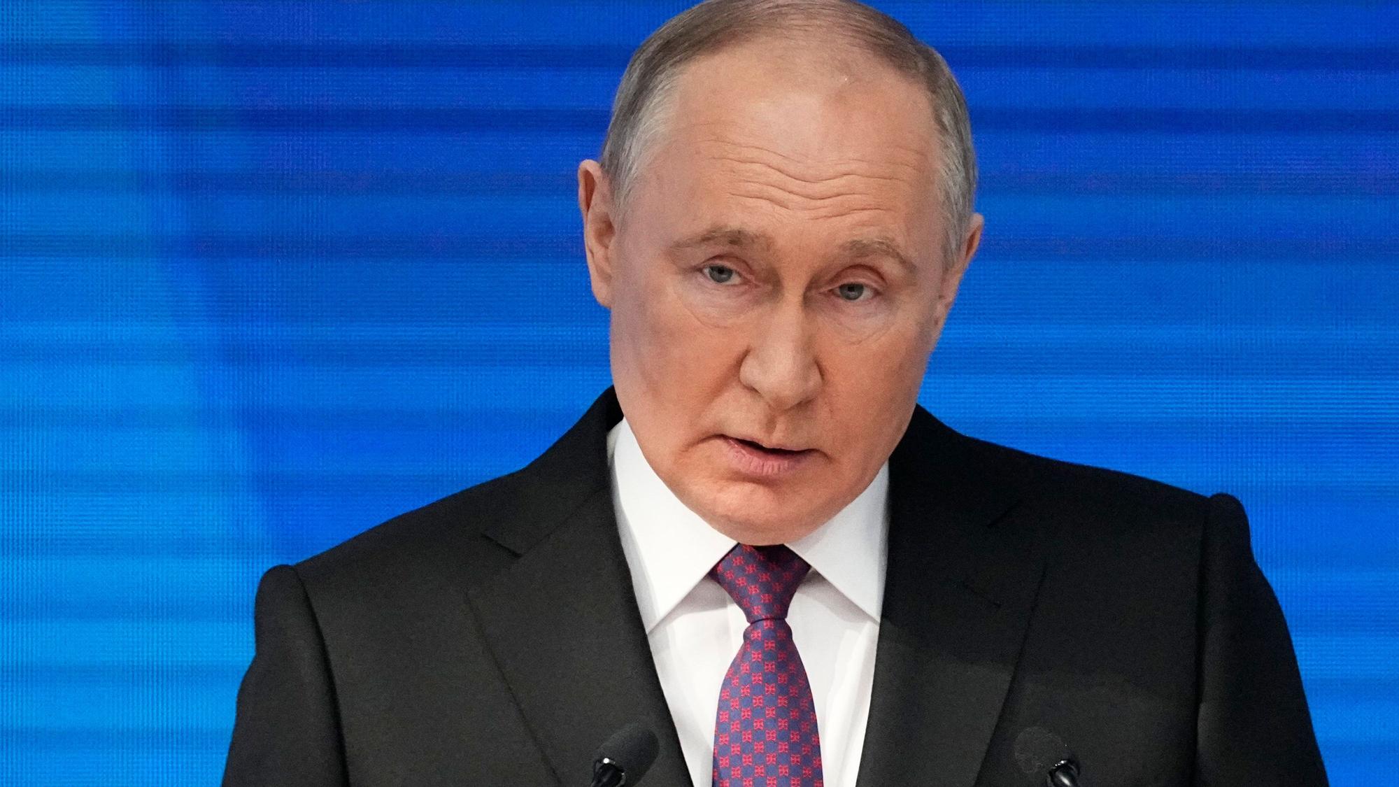 29.02.2024, Russland, Moskau: Wladimir Putin, Präsident von Russland, hält seine Rede zur Lage der Nation in Moskau. Gut zwei Wochen vor der Präsidentenwahl möchte der 71 Jahre alte Staatschef in der Rede die Föderale Versammlung - das sind die Staatsduma und der Föderationsrat · über seine wirtschaftlichen, sozial- und außenpolitischen Ziele für das kommende Jahr informieren. Foto: Alexander Zemlianichenko/AP/dpa +++ dpa-Bildfunk +++