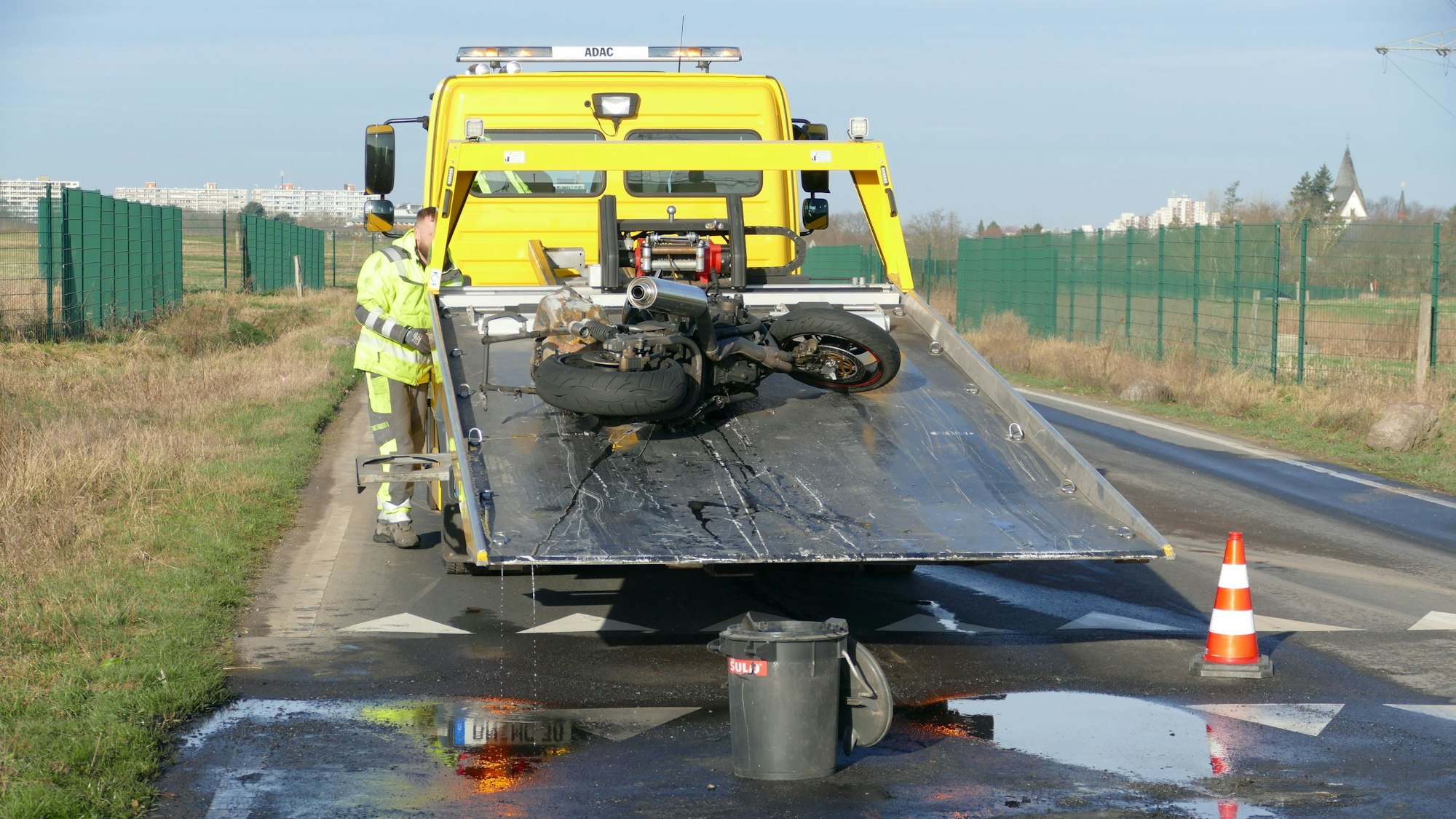 Ein Motorrad liegt auf einem Abschleppwagen.