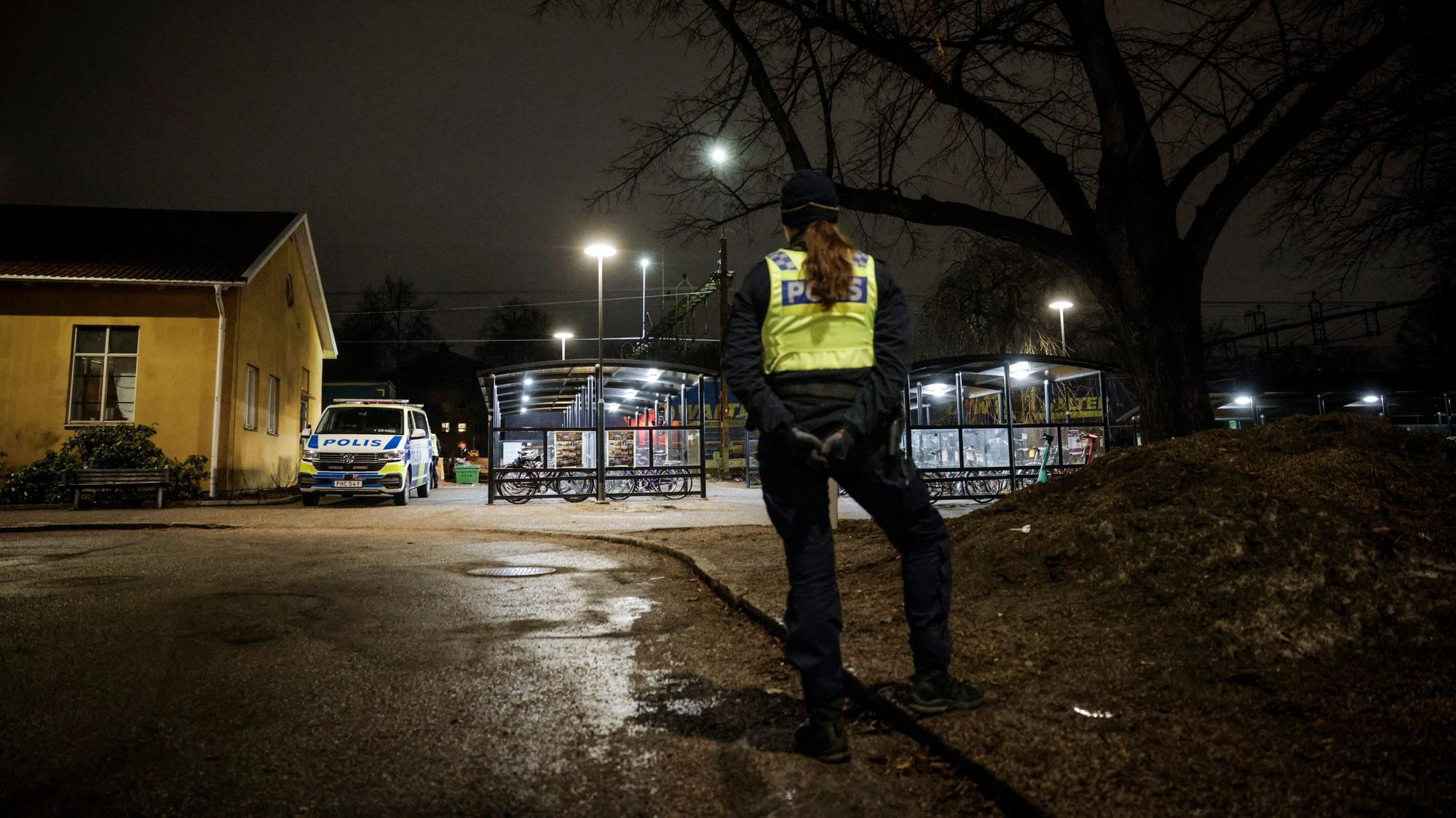 Eine Polizistin steht am Bahnhof Södra im Zentrum von Örebro, wo am Mittwochabend (28.2.2024) drei Menschen nach einem Unfall mit einem Zug ums Leben kamen.