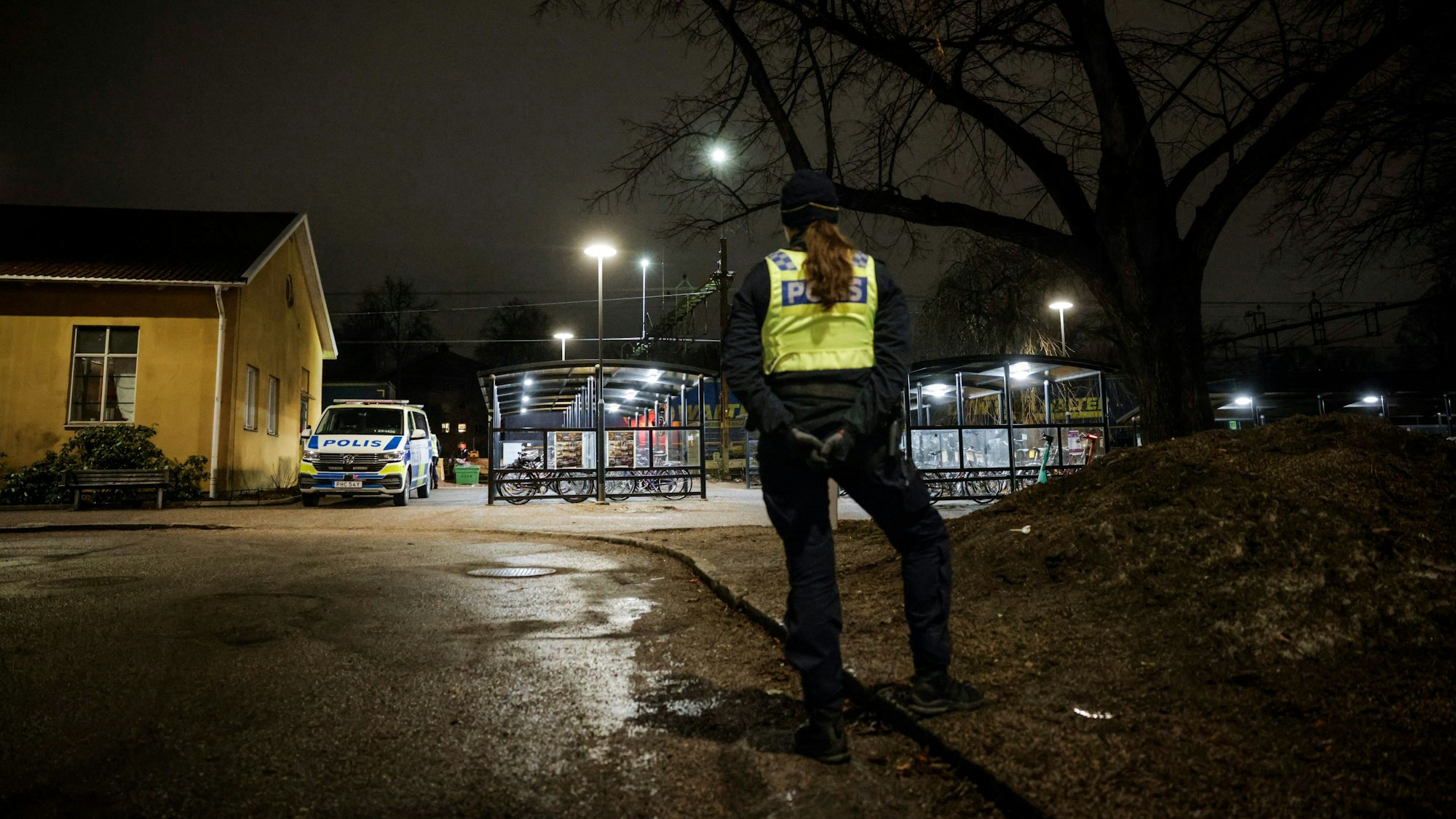 Eine Polizistin steht am Bahnhof Södra im Zentrum von Örebro, wo am Mittwochabend (28.2.2024) drei Menschen nach einem Unfall mit einem Zug ums Leben kamen.