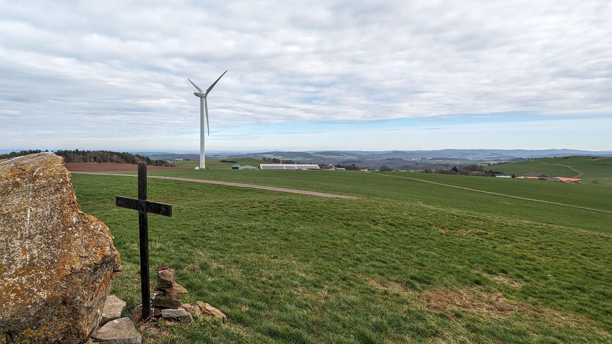 Blick vom Pflugberg in Richtung Siebengebirge und in die Köln-Bonner Bucht. Das Kreuz links steht an den Resten eines Flakbunkers.