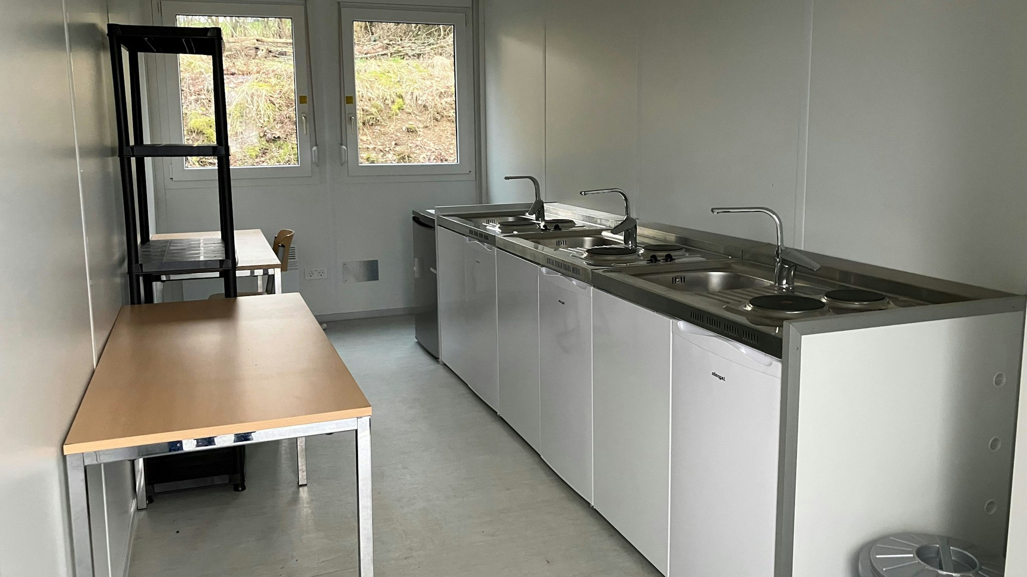 Eine Gemeinschaftsküche in einem Container.