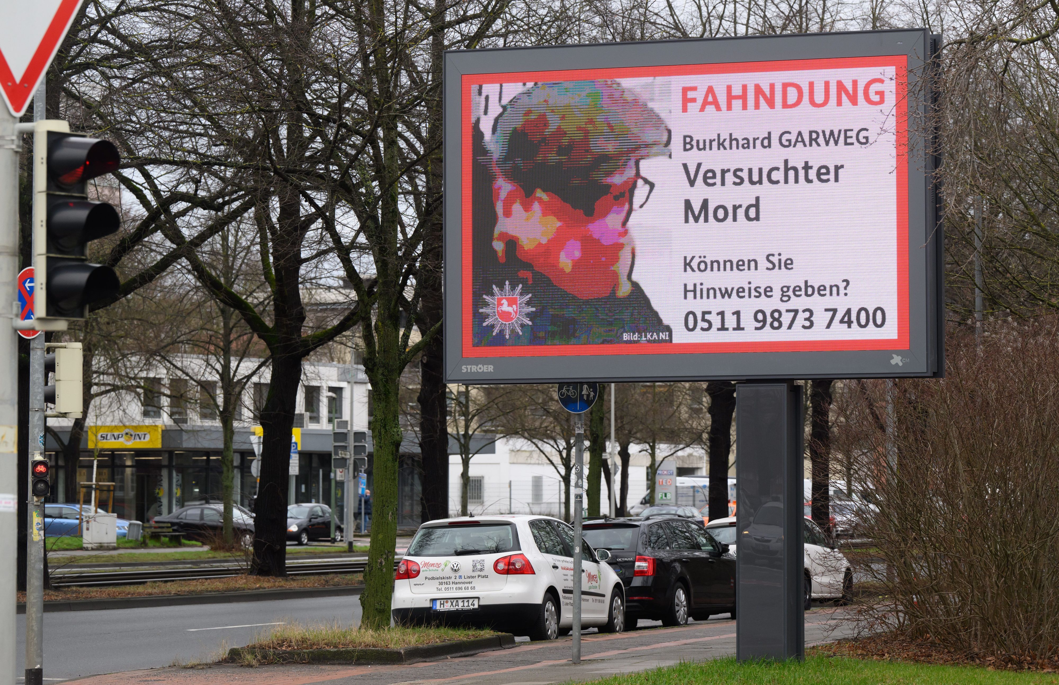 Das Landeskriminalamt Niedersachsen fahndet auf einer digitalen Anzeigetafel nach Burkhard Garweg. Garweg ist einer der verbleibenden zwei flüchtigen RAF-Terroristen.