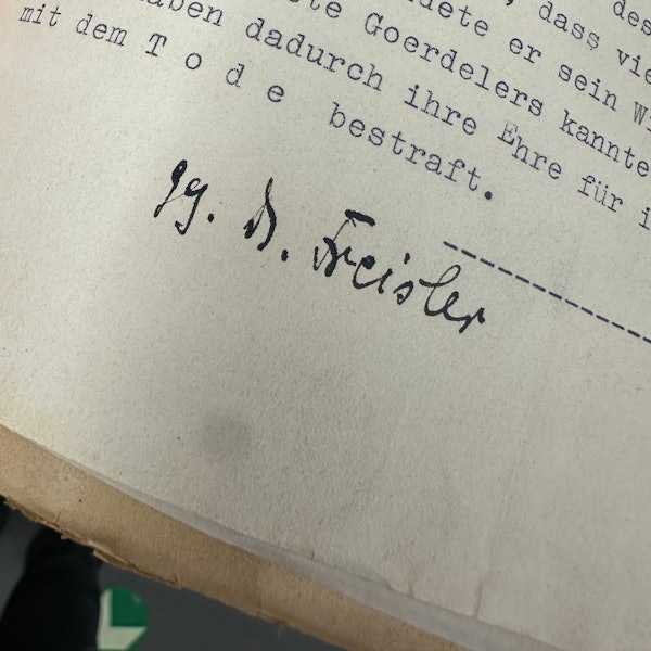 Das Todesurteil von Andreas Hermes, unterschrieben von Nazi-Richter Roland Freisler. Hermes wurde am 11. Januar 1945 zum Tode verurteilt.