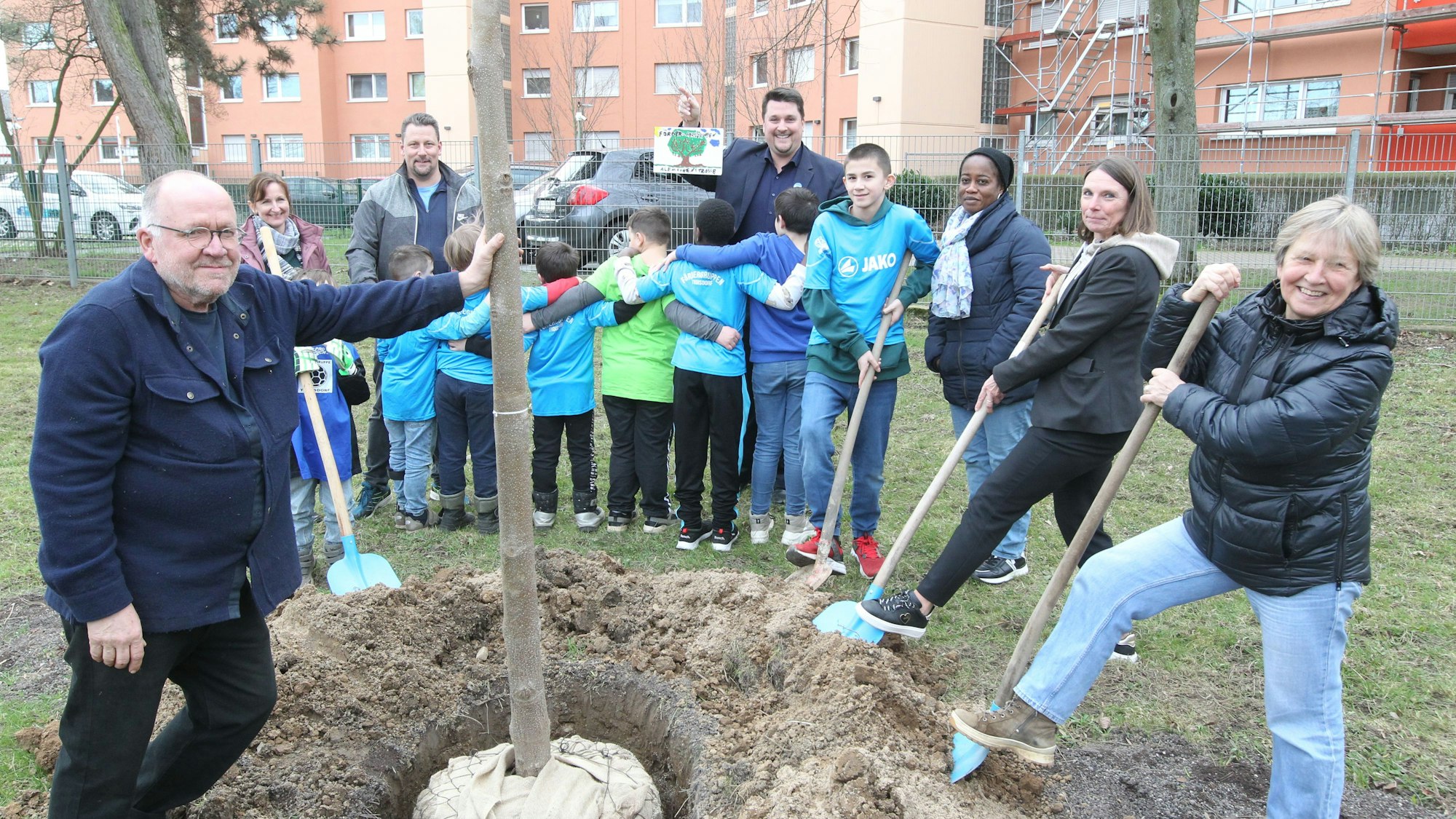 Als Dankeschön für die Fördergruppe, die bei der Gestaltung intensiv mitgeholfen hat, gab es einen gut fünf Meter hohen Blauglockenbaum.
