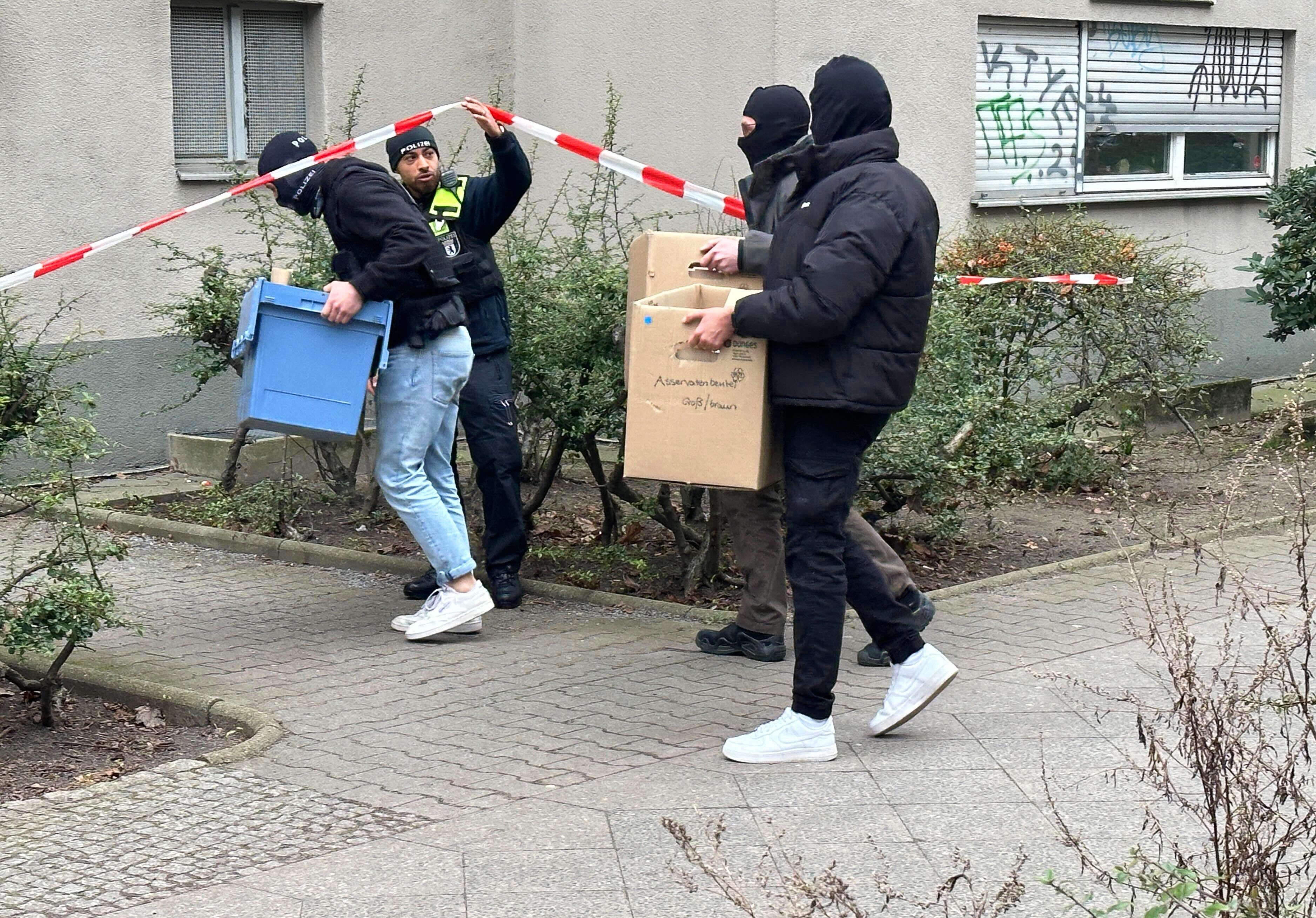 Ermittler gehen mit Kisten und Kartons in das Wohnhaus der früheren RAF-Terroristin Daniela Klette.