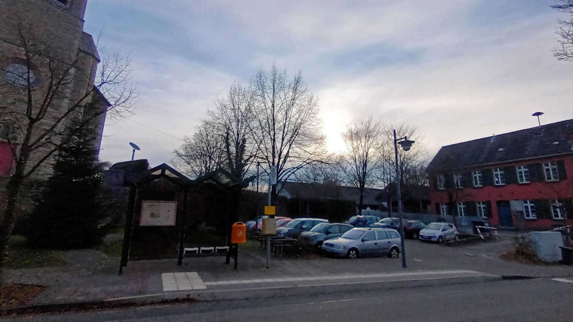 Gebäude und ein Parkplatz