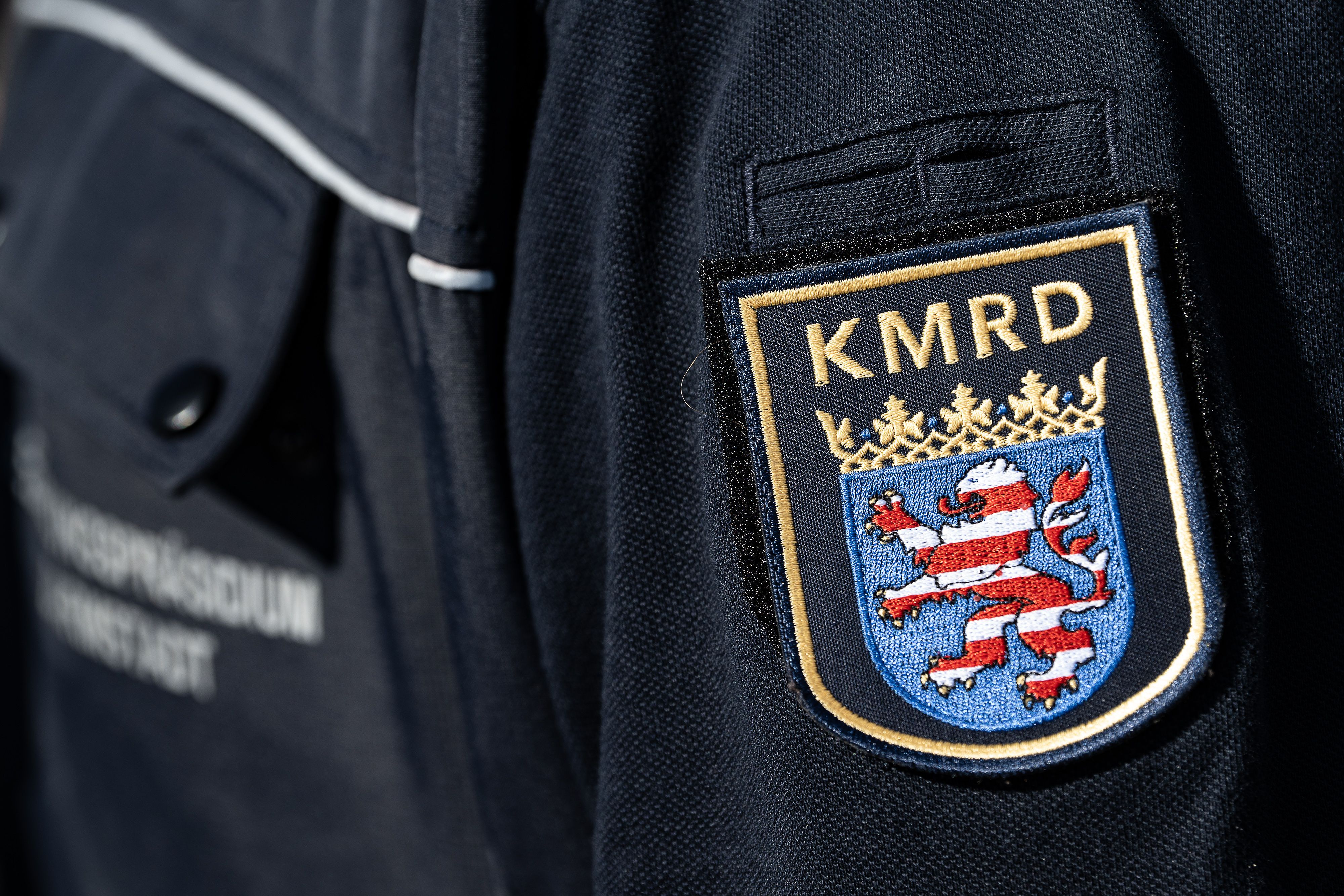 Das Wappen und das Logo vom Kampfmittelräumdienst ist auf einer Dienstkleidung zu sehen.