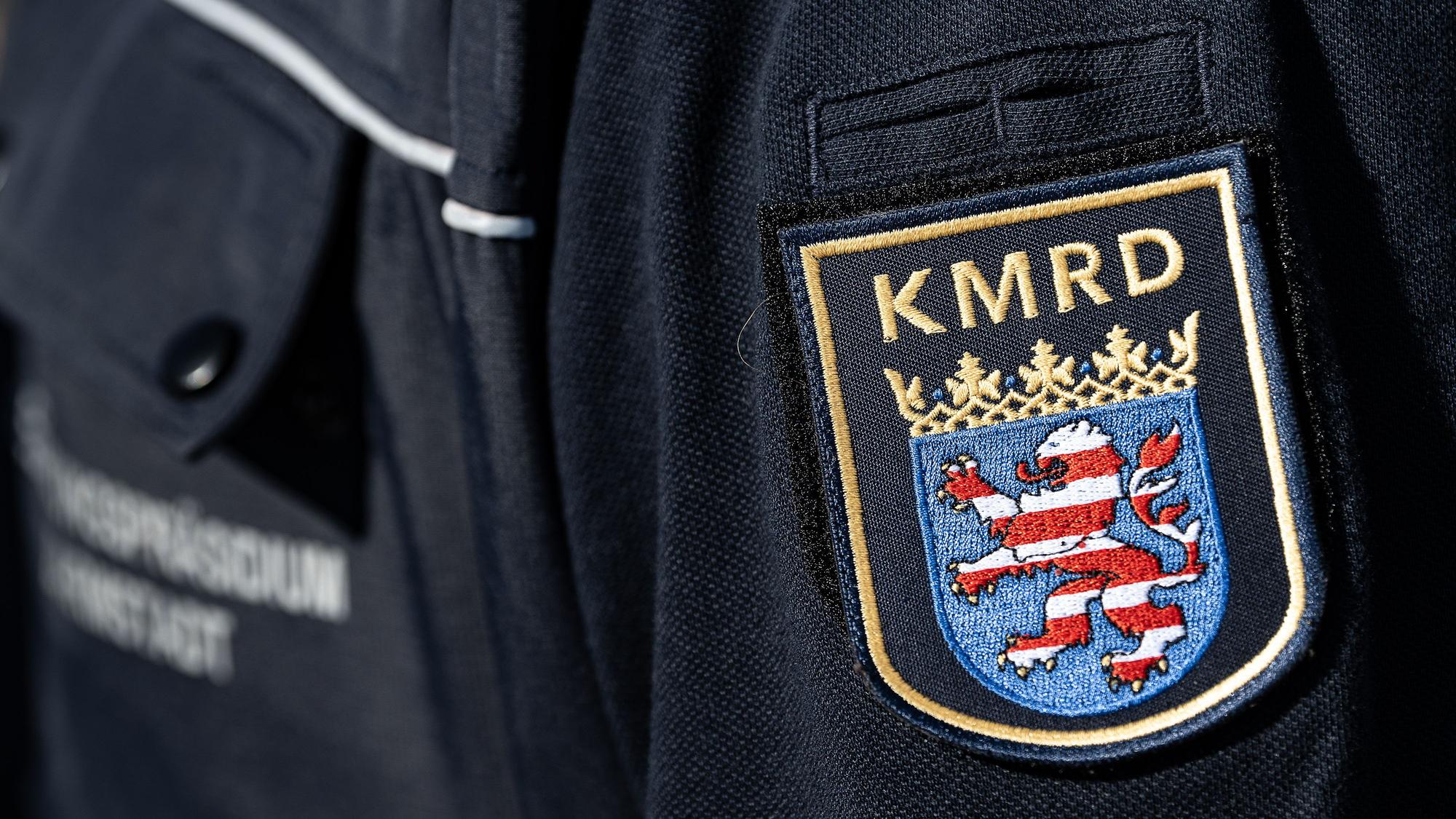 Das Wappen und das Logo vom Kampfmittelräumdienst ist auf einer Dienstkleidung zu sehen.