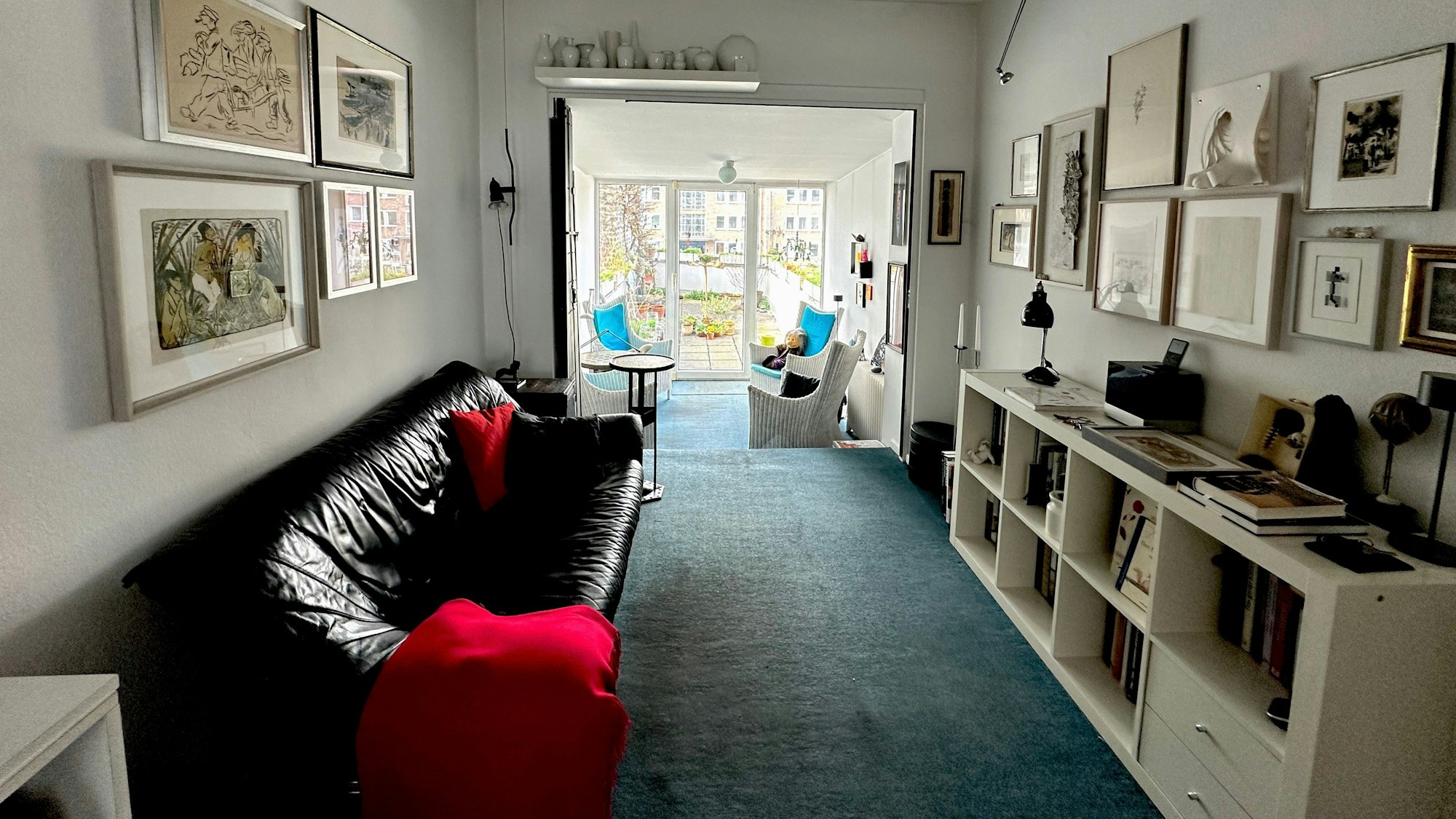 Blick in einen Wohnraum, an den sich ein Esszimmer anschließt