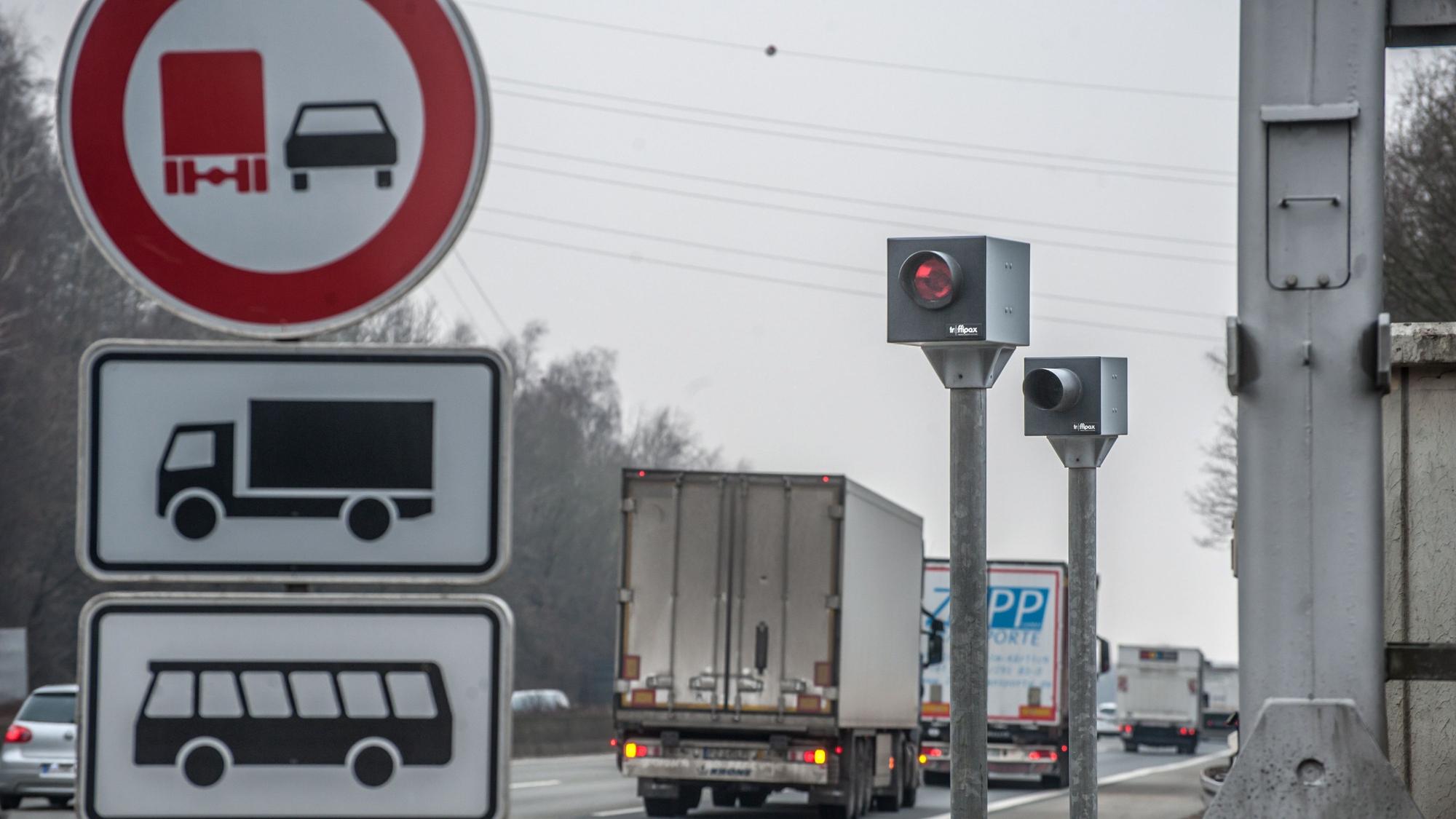 Die Geschwindigkeitsmessanlage an der A1 bei Burscheid.