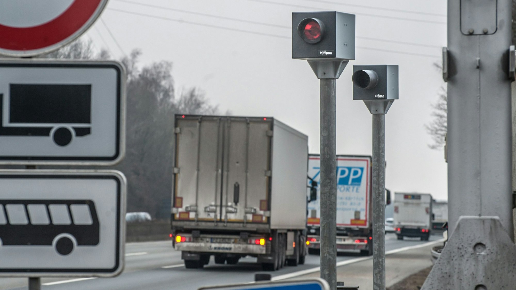 Eine Geschwindigkeitsmessanlage steht bei Burscheid an der Autobahn 1.