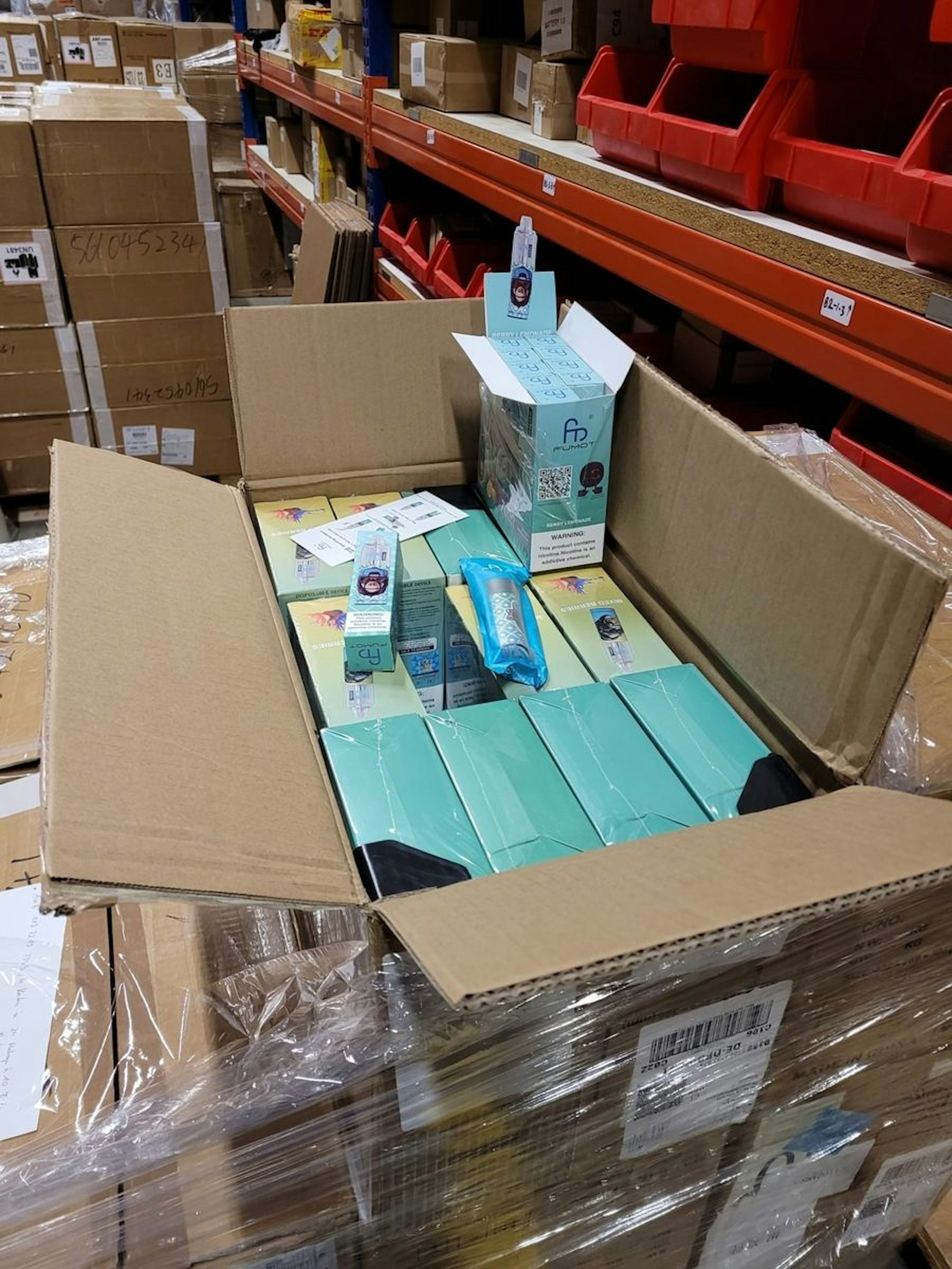 Das Bild zeigt mehrere Kartons mit sichergestellten E-Zigaretten.