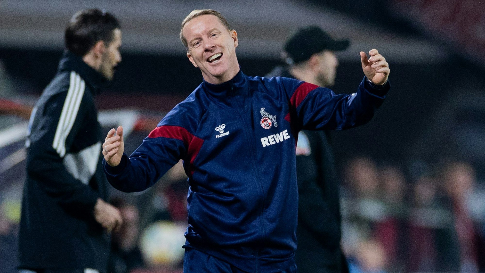 Kölns Trainer Timo Schultz ärgert sich.