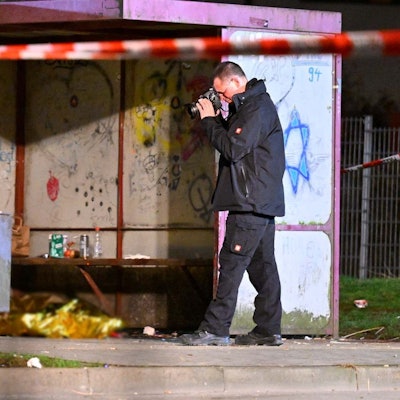 Ein Ermittler sichert am Tatort Spuren.