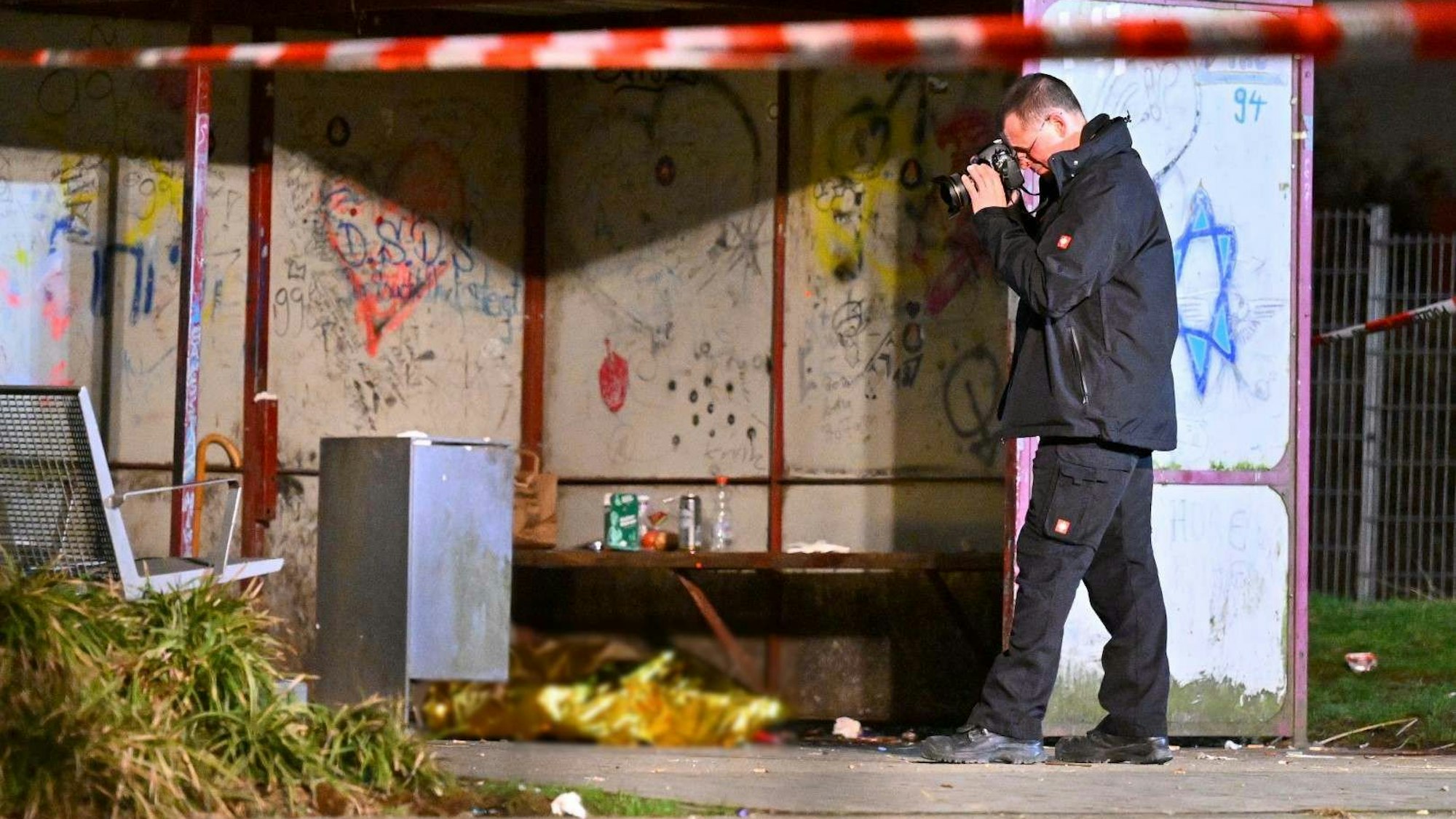 Ein Ermittler sichert am Tatort Spuren.