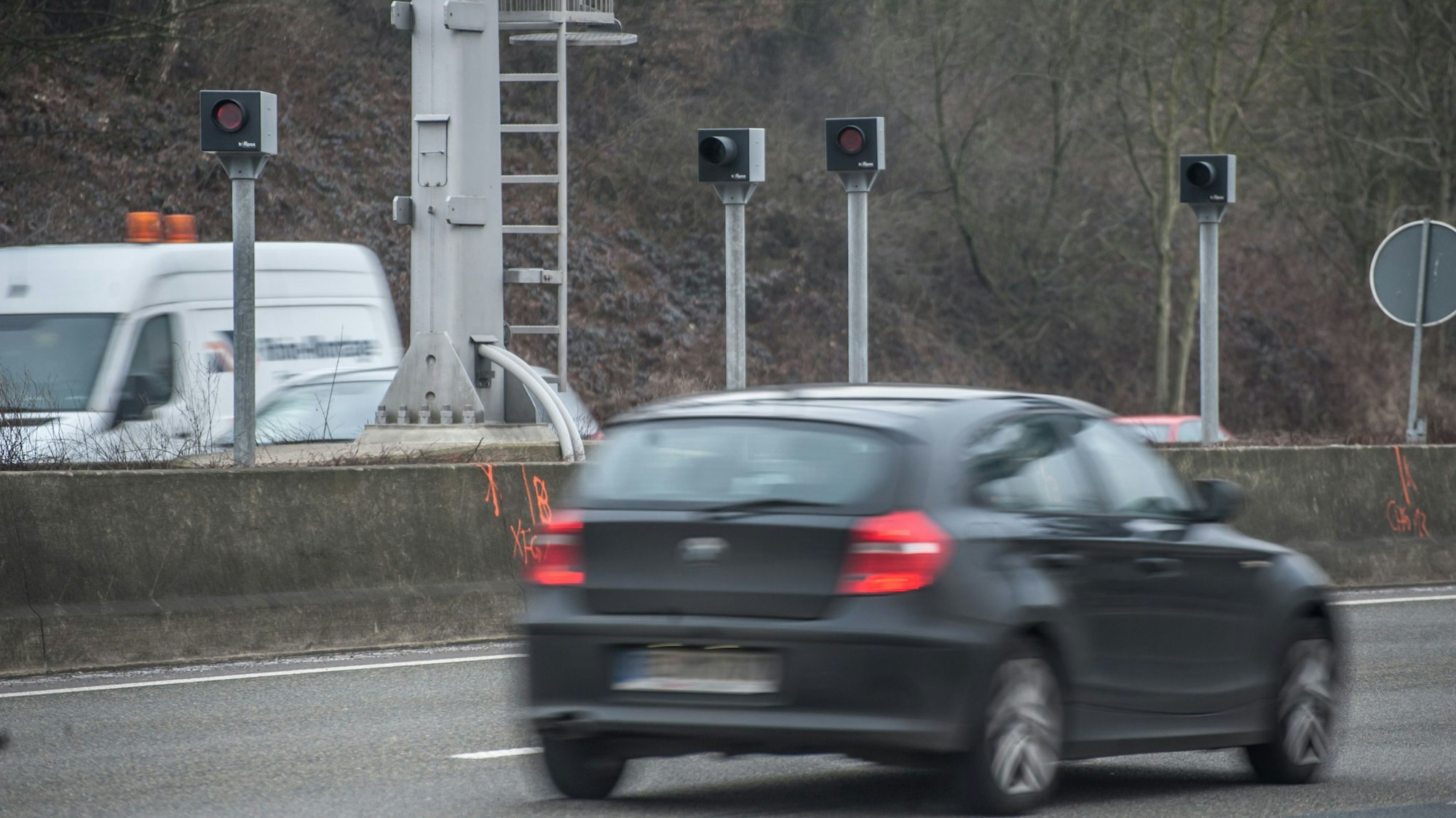 Die Geschwindigkeitsmessanlage an der A1 bei Burscheid.