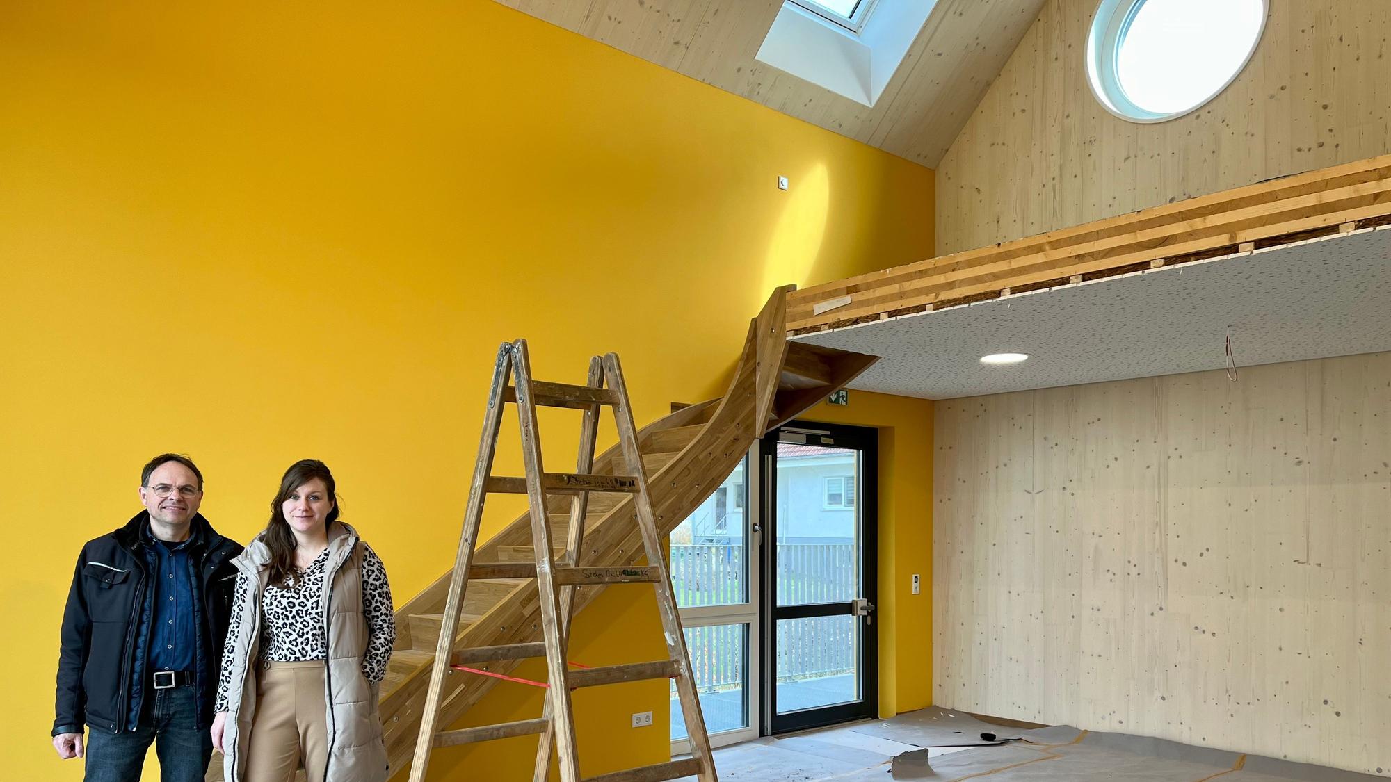 Die künftige Kita-Leiterin Tatjana Schenk und Architekt Michael Koppetsch stehen in einem der Gruppenräume.