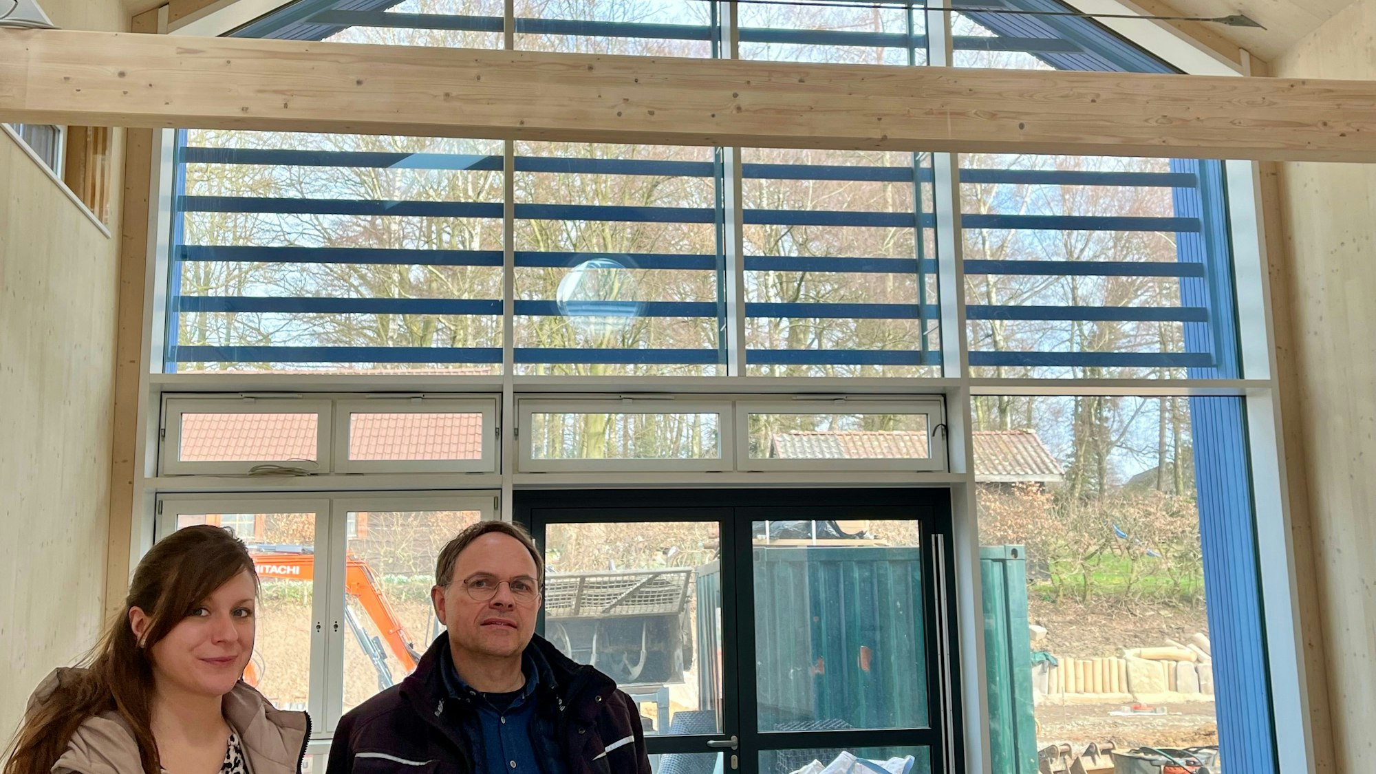 Tatjana Schenk und Architekt Michael Koppetsch im künftigen Turnraum des DRK-Neubaus in Sträßchen.