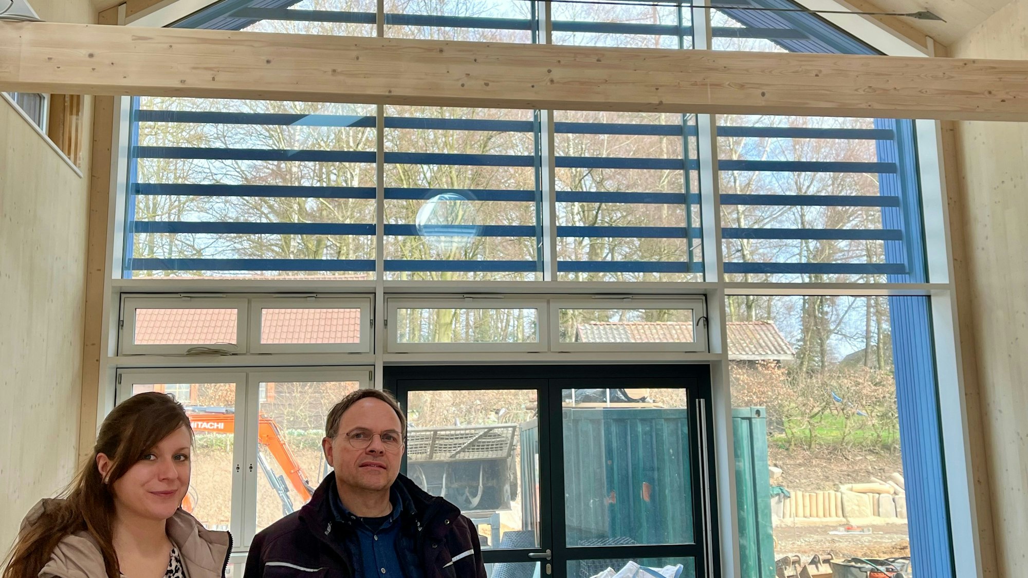 Tatjana Schenk und Architekt Michael Koppetsch im künftigen Turnraum des DRK-Neubaus in Sträßchen.