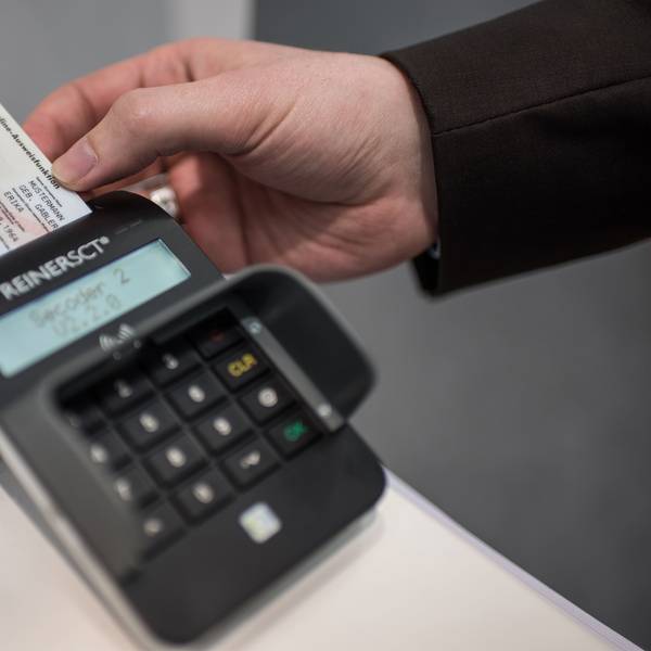 Um sich auszuweisen, steckt man den Ausweis in das Lesegerät und gibt einen PIN-Code ein.