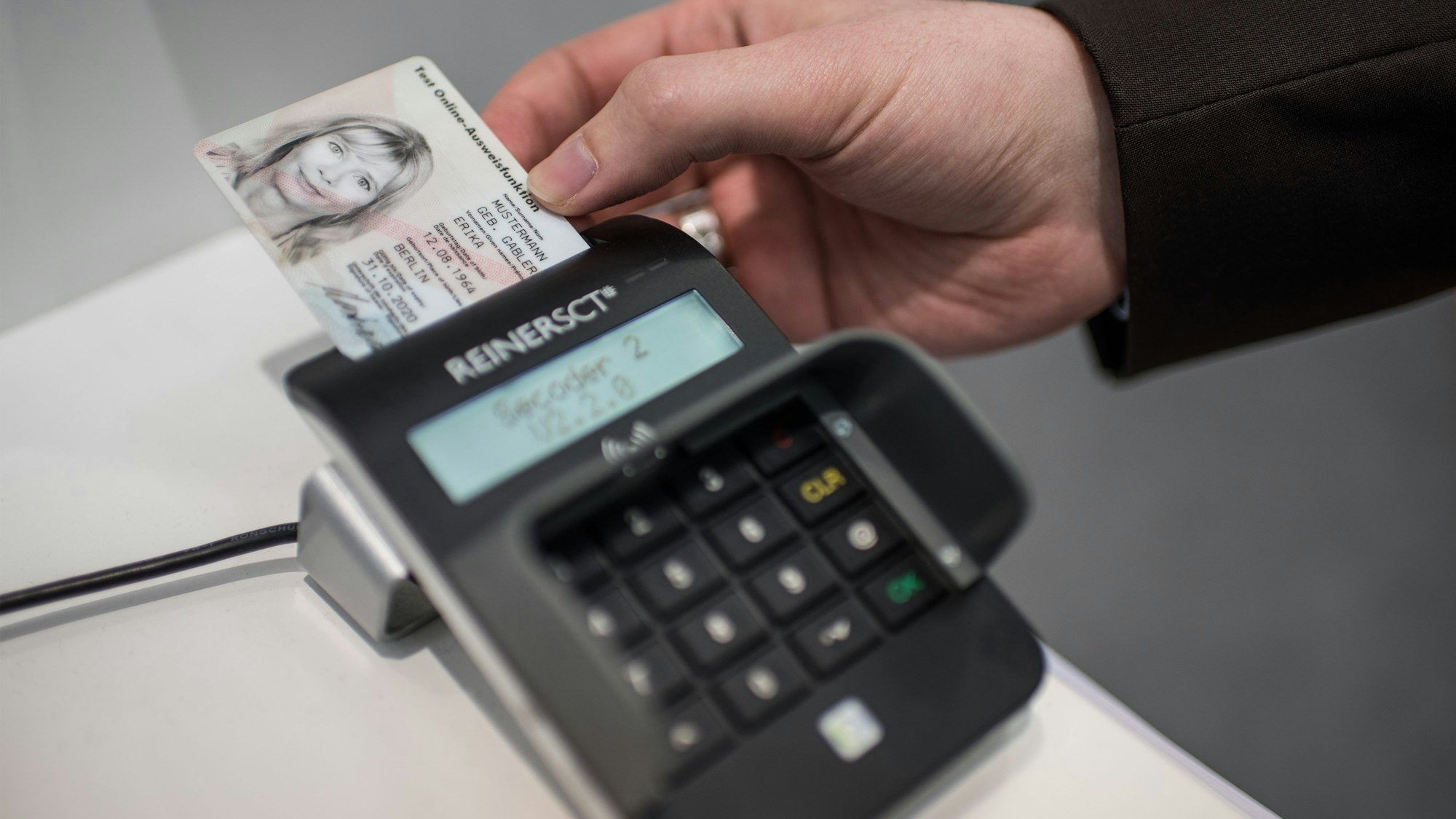 Um sich auszuweisen, steckt man den Ausweis in das Lesegerät und gibt einen PIN-Code ein.