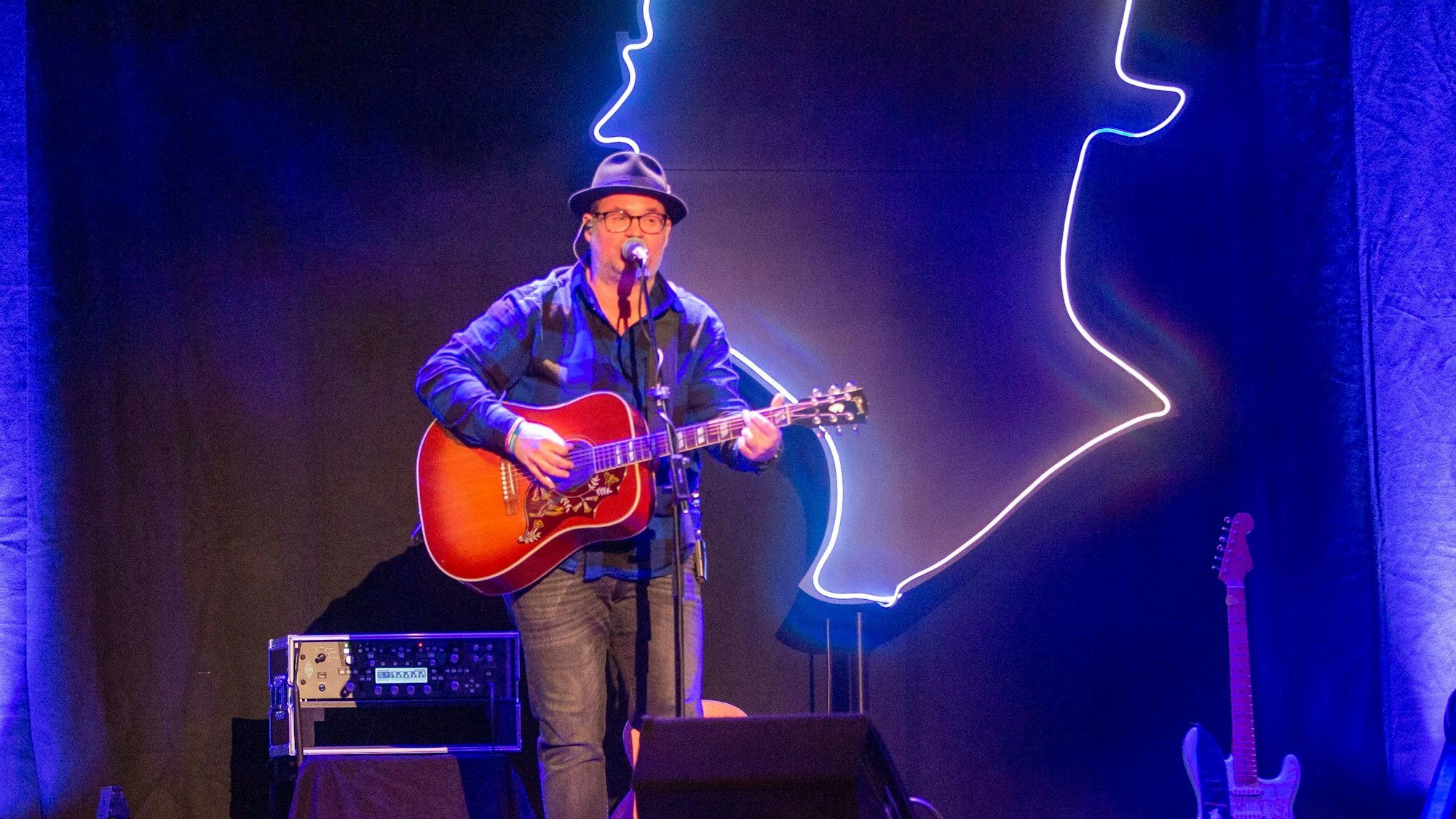 Singender Geschichtenerzähler: Björn Heuser bei der Albumpremiere in der Volksbühne.