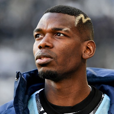 Der französische Mittelfeldspieler und Weltmeister Paul Pogba wird vorerst keinen Profi-Fußball mehr spielen dürfen.