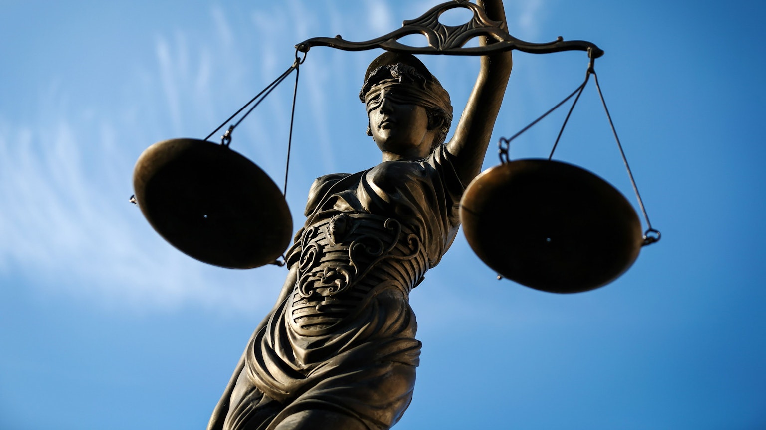 Eine Statue der Justitia hält eine Waage in der Hand. Ein 31-Jähriger wurde wegen der Misshandlungen seines zur Tatzeit gerade vier Monate alten Säuglings am Donnerstag vom Bonner Landgericht zu einer Freiheitsstrafe von sieben Jahren und drei Monaten verurteilt