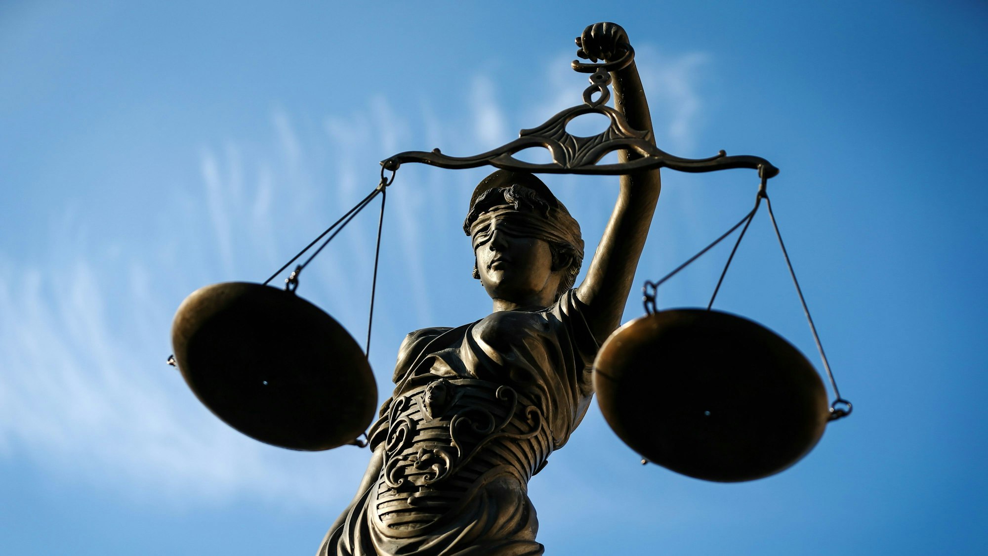 Eine Statue der Justitia hält eine Waage in der Hand. Ein 31-Jähriger wurde wegen der Misshandlungen seines zur Tatzeit gerade vier Monate alten Säuglings am Donnerstag vom Bonner Landgericht zu einer Freiheitsstrafe von sieben Jahren und drei Monaten verurteilt